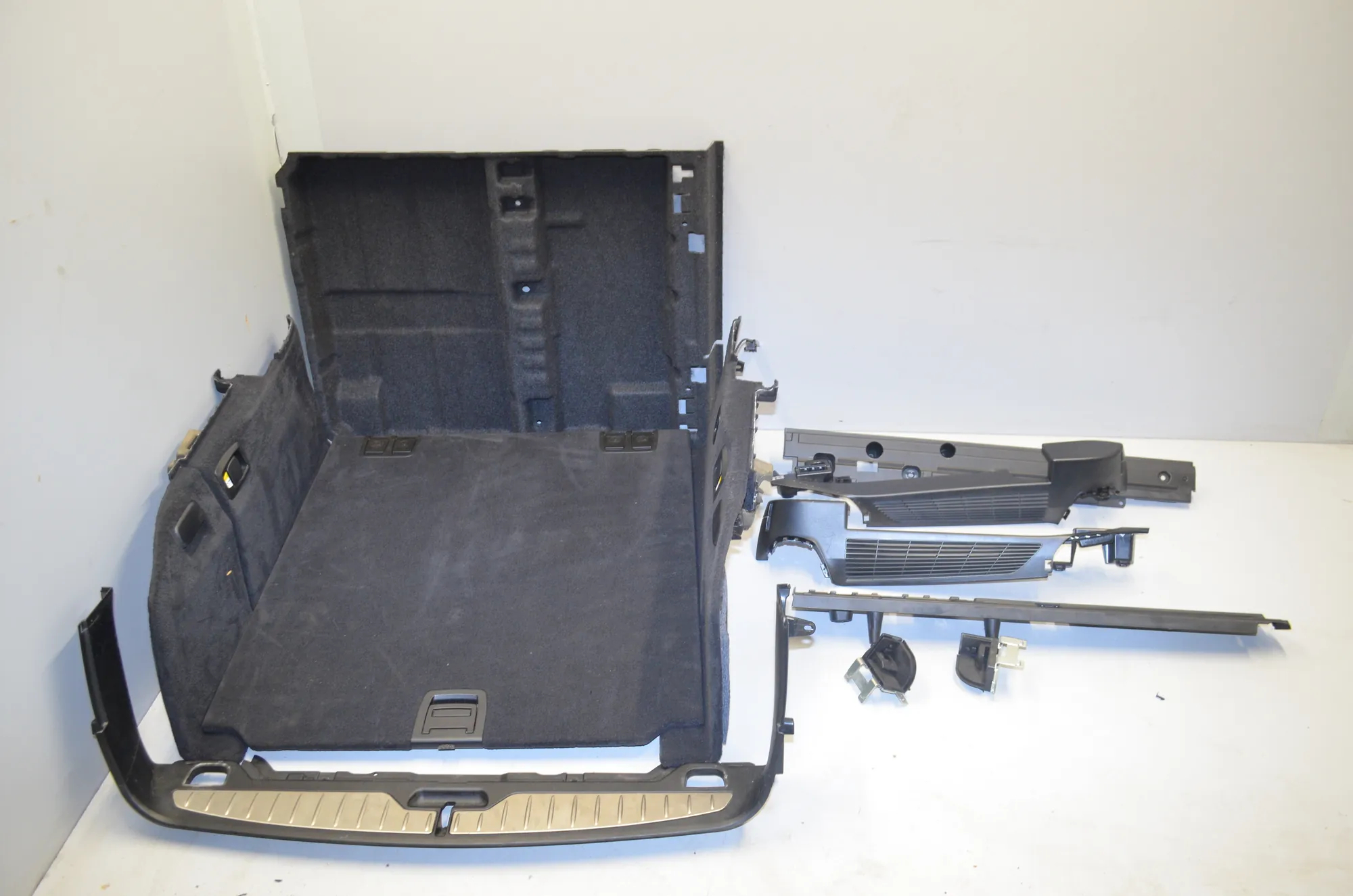 Trunk Trim Kit – OEM 9168473 · BMW 5 Touring (F11) 535 d xDrive 2013