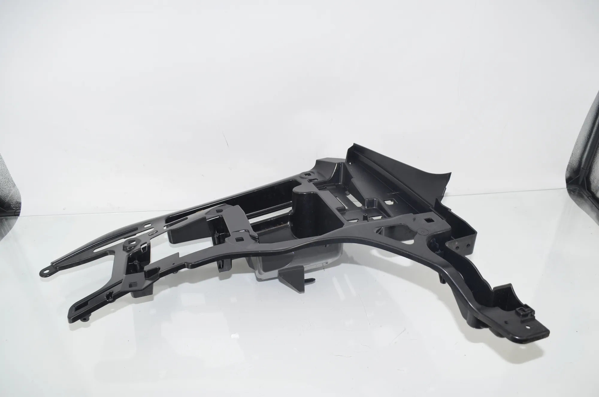 Rear Right Bumper Bracket – OEM 7296754 · BMW i3 (I01) s Electric 2020 – 2