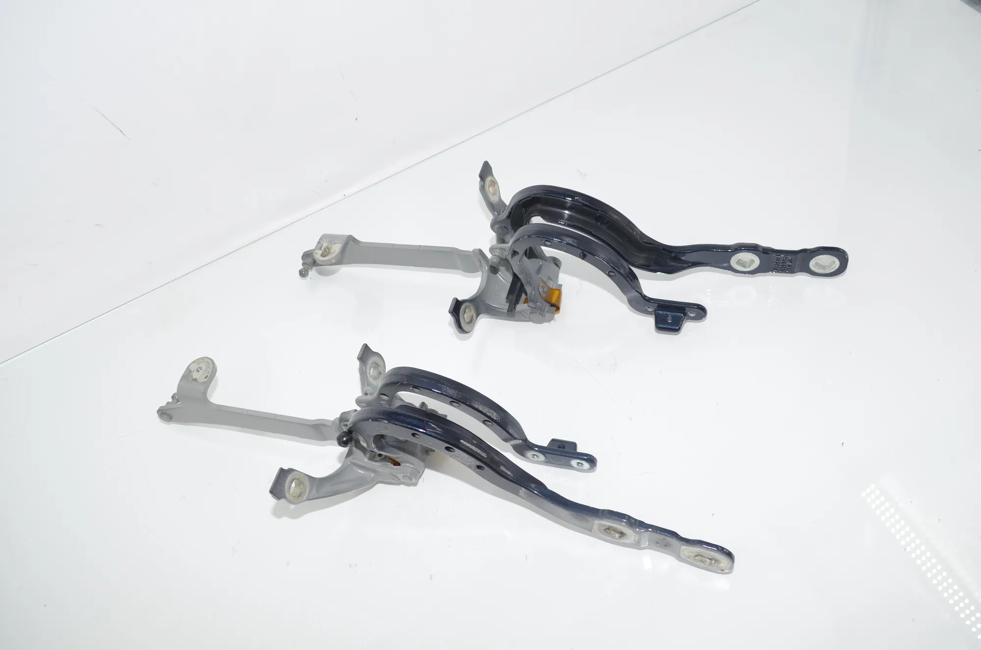 Left Side Bootlid Hinge – OEM 7390414 · BMW 5 Touring (G31) (2017 - -) 520 d 2019 – 2