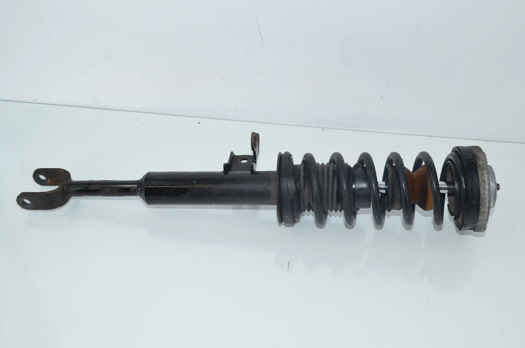 Front Left Shock Absorber – OEM 6863883 · BMW 5 (F10) 530 d 2016 – 3
