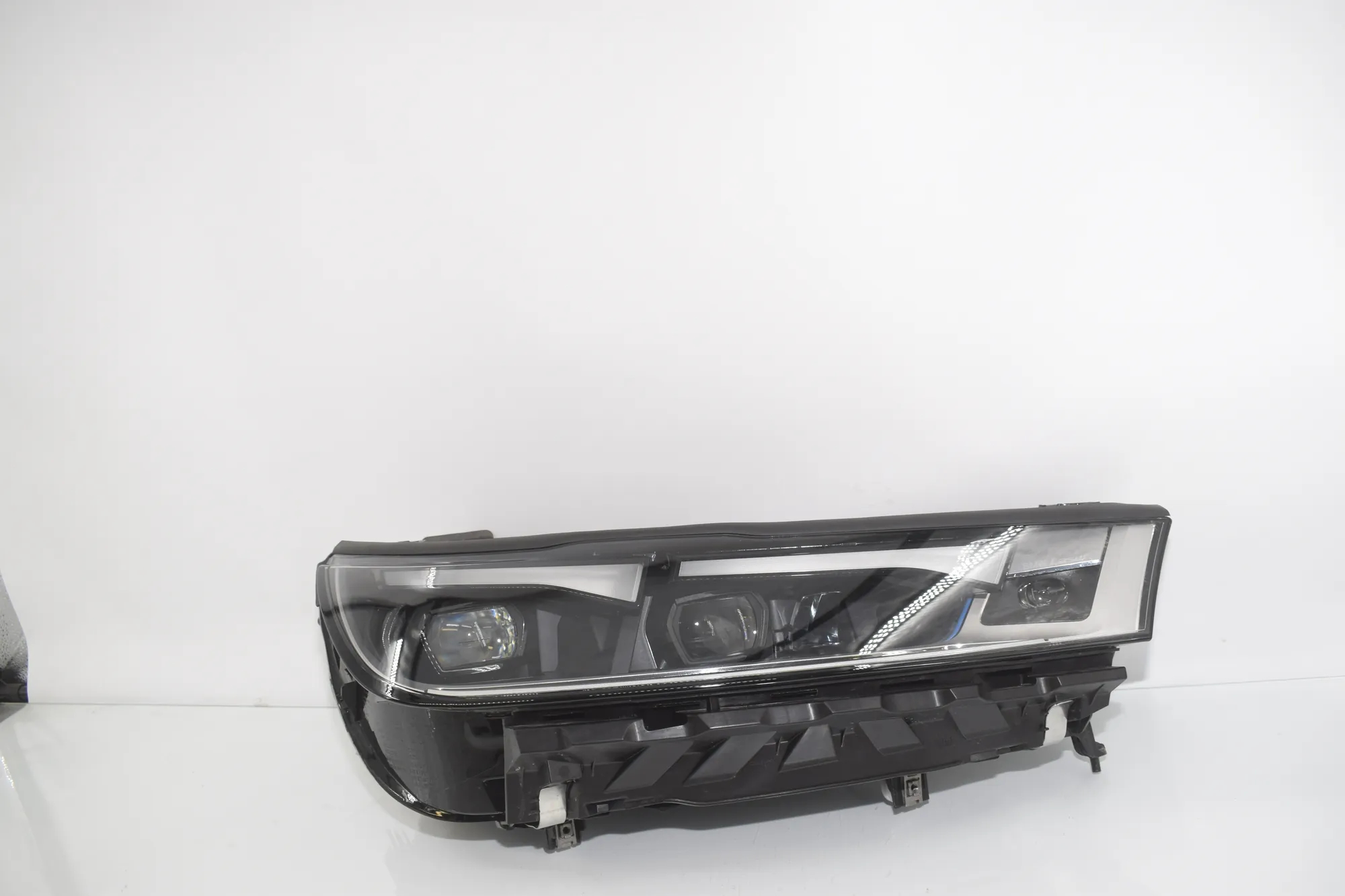 Front Right Headlight – OEM 5A3CEA2 · BMW iX (I20) BMW iX (I20) xDrive 40 2024 – 5