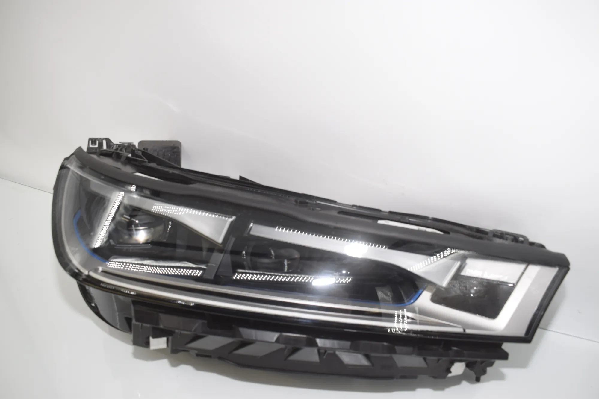 Front Right Headlight – OEM 5A3CEA2 · BMW iX (I20) BMW iX (I20) xDrive 40 2024 – 4