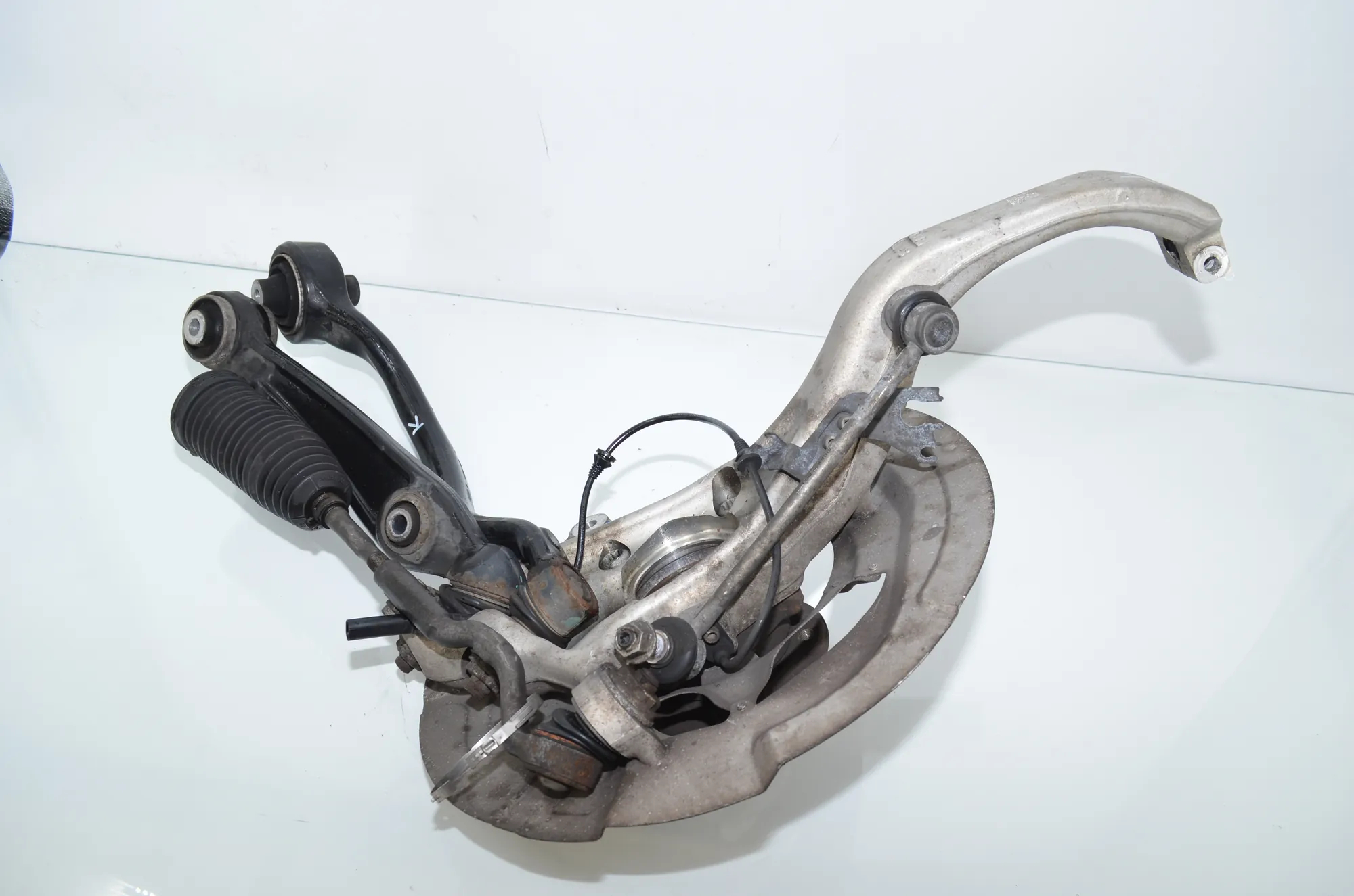 Front Left Wheel Hub – OEM 6869869 · BMW X6 (F16, F86) M 2017 – 4