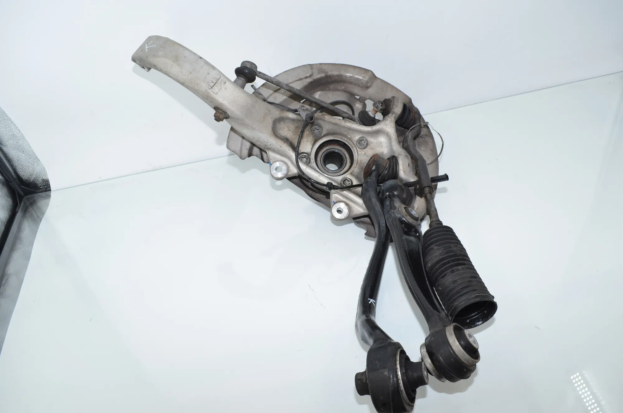 Front Left Wheel Hub – OEM 6869869 · BMW X6 (F16, F86) M 2017 – 3