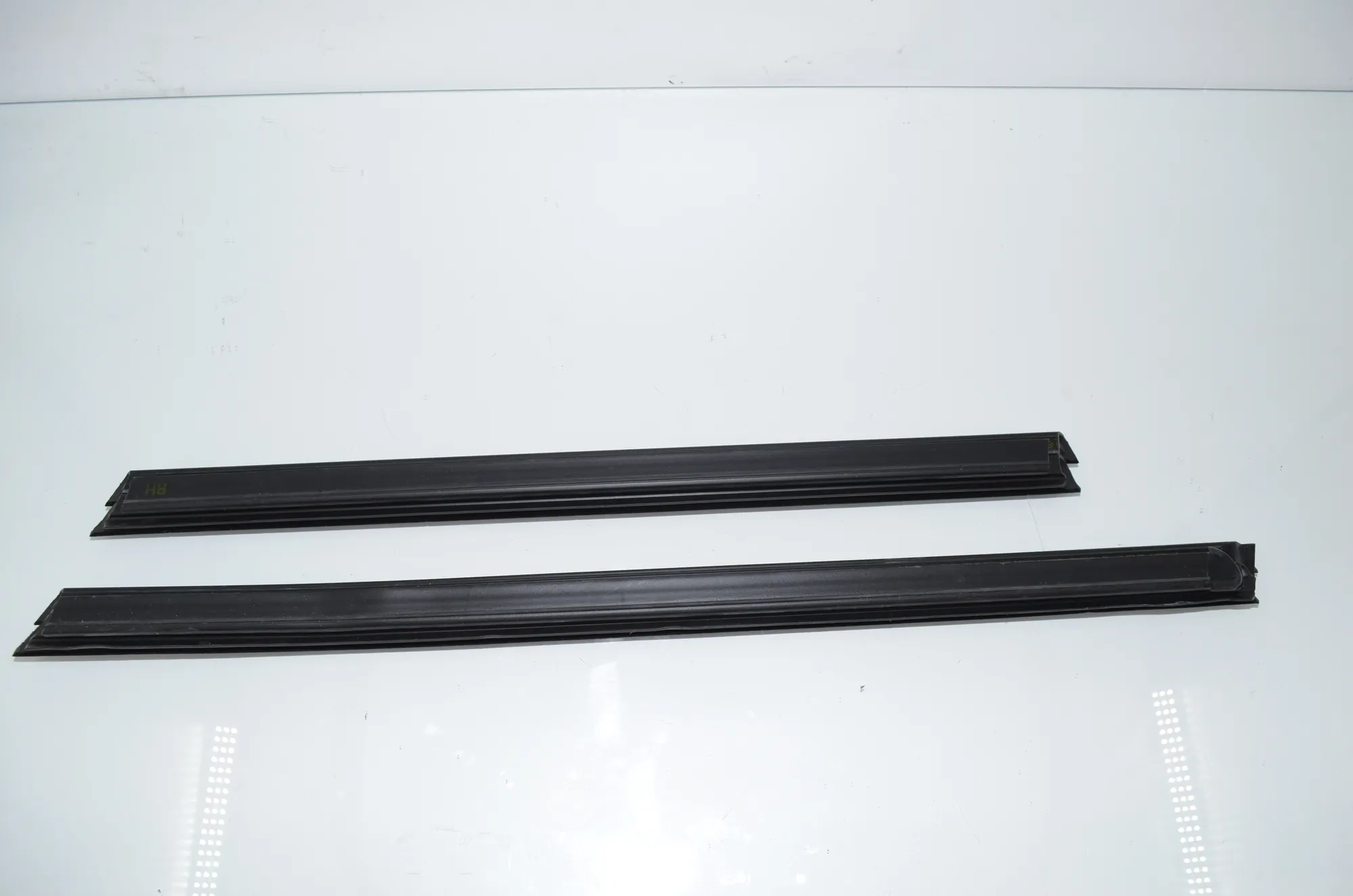 Rear Left Door Window Strip – OEM 9451517 · BMW iX1 (U11 BEV) BMW iX1 (U11 BEV) iX1 eDrive 20 2024 – 3
