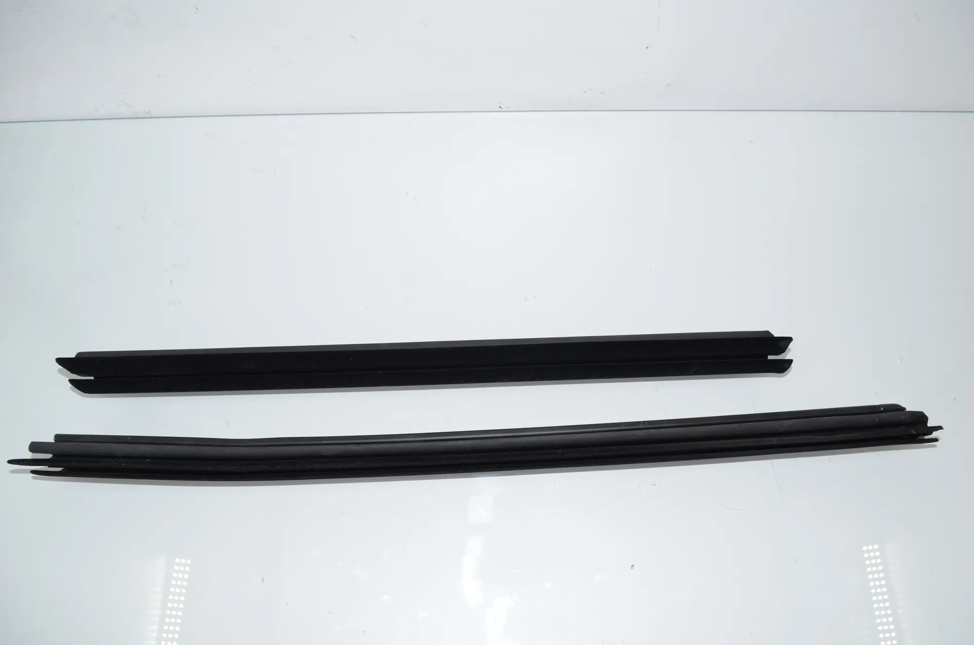 Rear Left Door Window Strip – OEM 9451517 · BMW iX1 (U11 BEV) BMW iX1 (U11 BEV) iX1 eDrive 20 2024 – 2