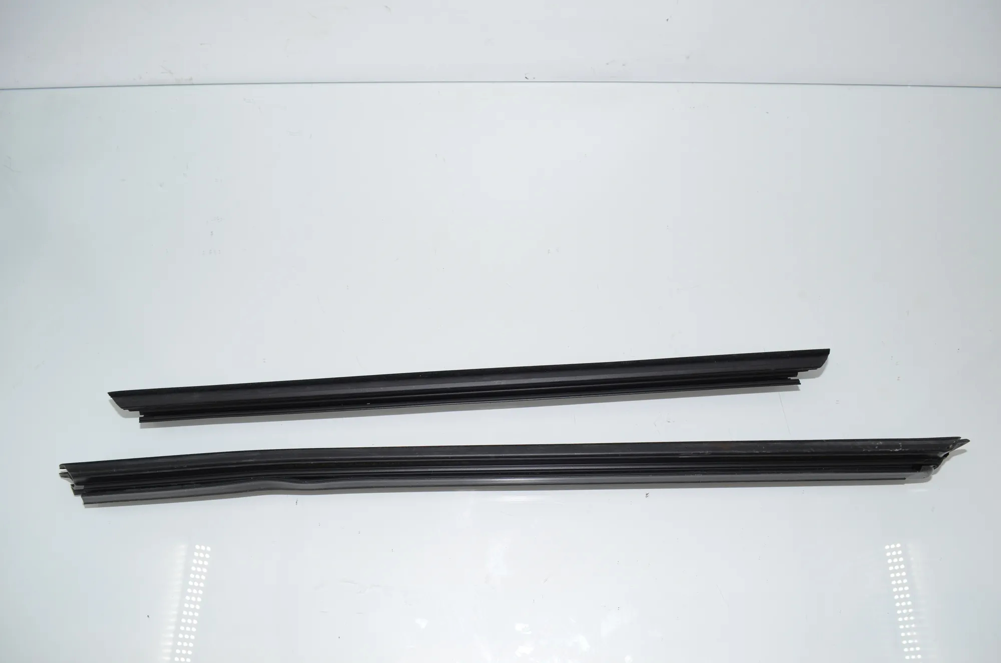 Rear Left Door Window Strip – OEM 9451517 · BMW iX1 (U11 BEV) BMW iX1 (U11 BEV) iX1 eDrive 20 2024 – 4