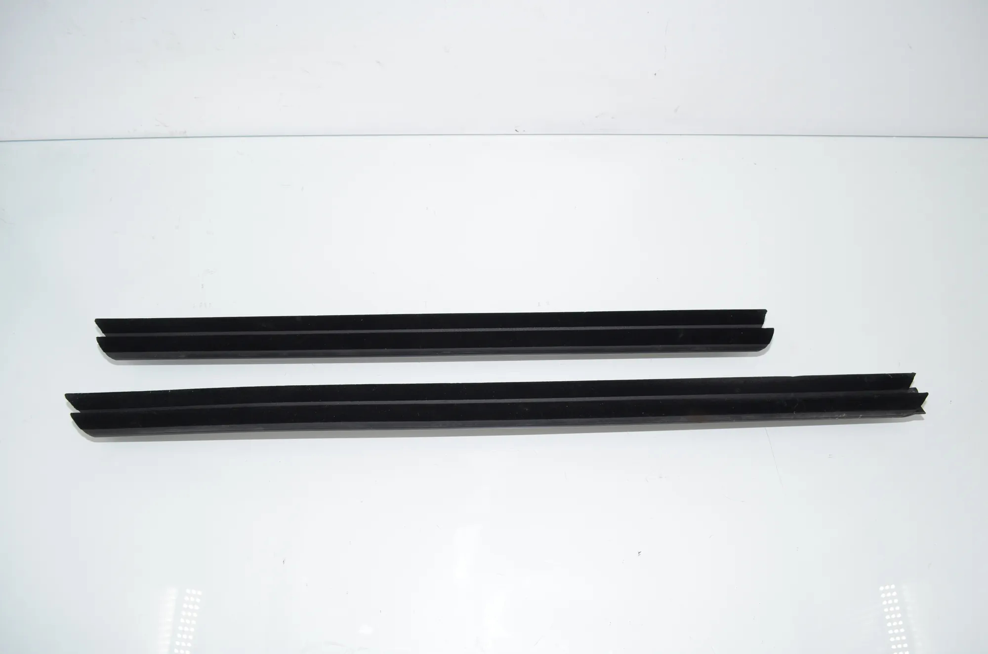 Rear Left Door Window Strip – OEM 9451517 · BMW iX1 (U11 BEV) BMW iX1 (U11 BEV) iX1 eDrive 20 2024