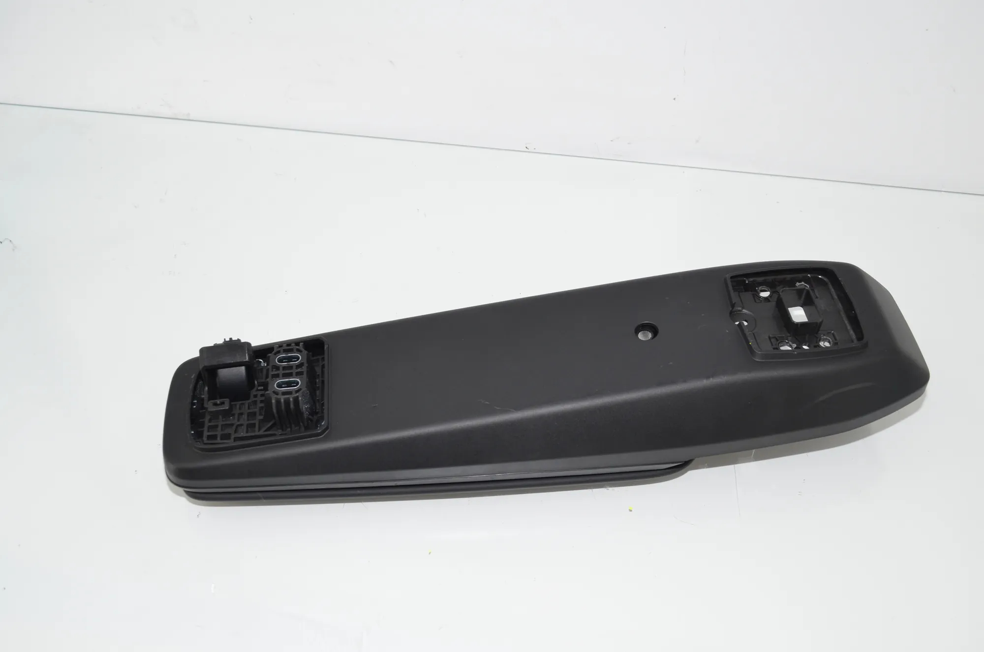 Armrest – OEM 5A70569 · BMW iX1 (U11 BEV) BMW iX1 (U11 BEV) iX1 eDrive 20 2024 – 4
