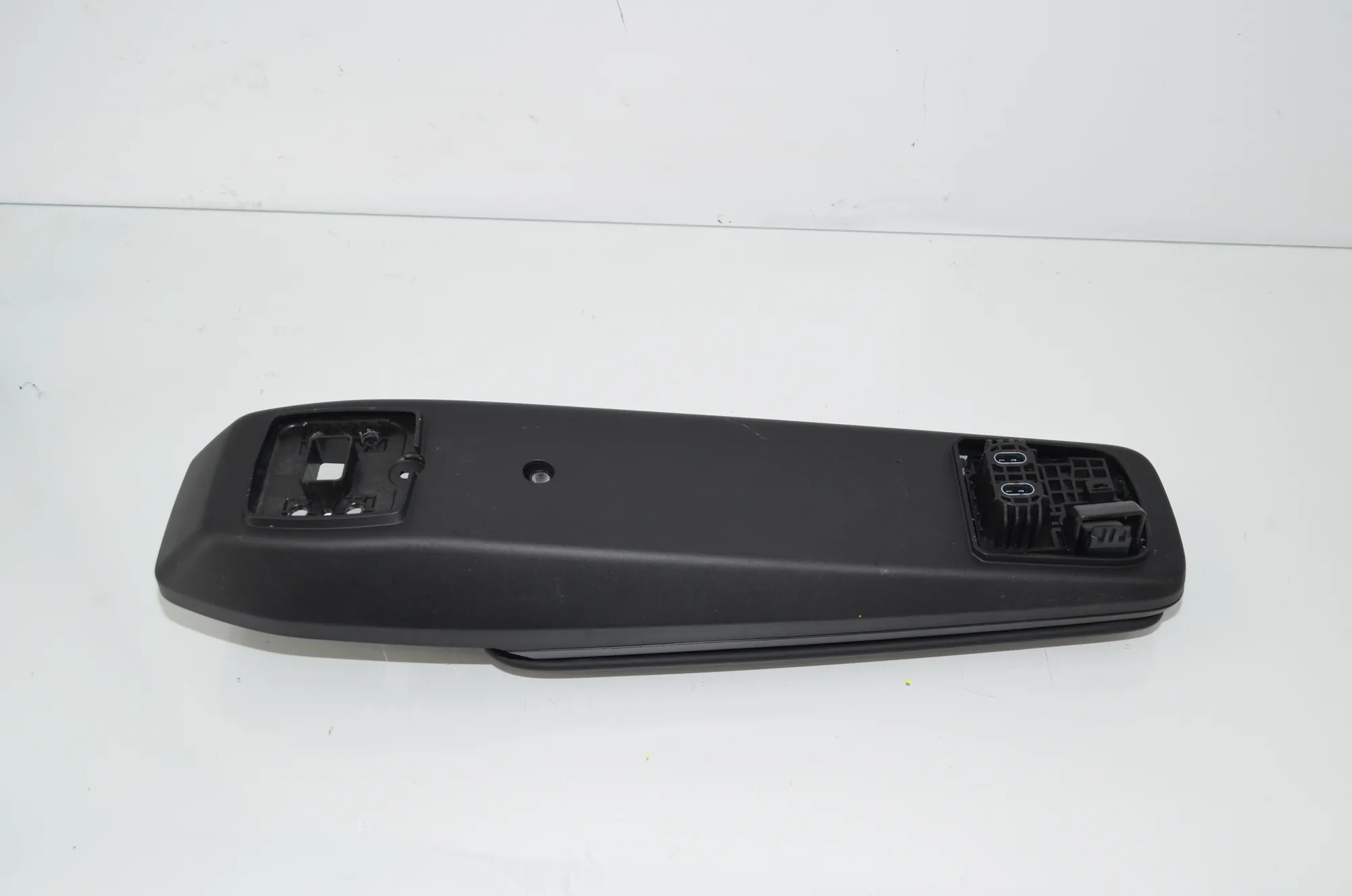 Armrest – OEM 5A70569 · BMW iX1 (U11 BEV) BMW iX1 (U11 BEV) iX1 eDrive 20 2024 – 3