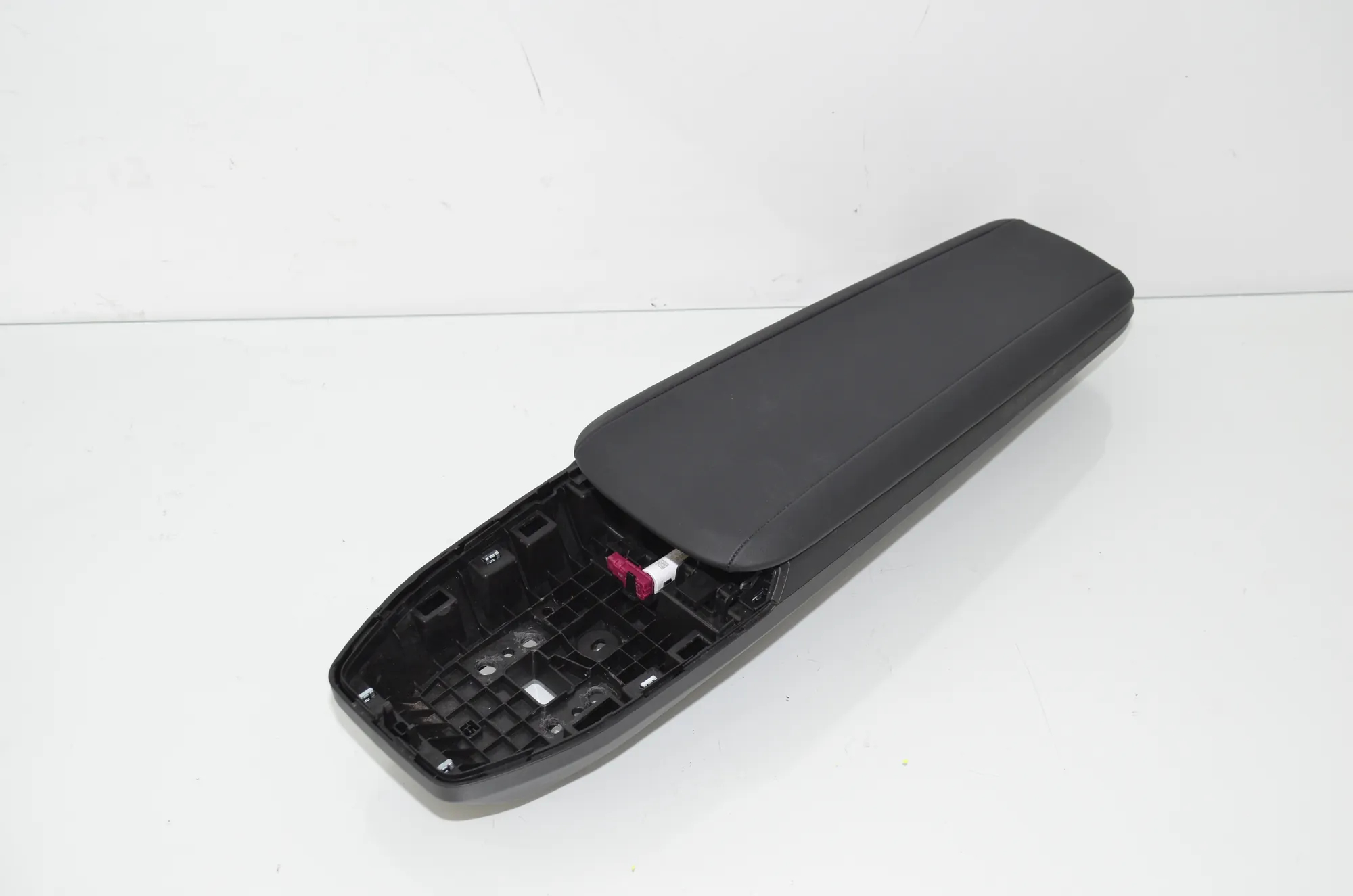 Armrest – OEM 5A70569 · BMW iX1 (U11 BEV) BMW iX1 (U11 BEV) iX1 eDrive 20 2024 – 2