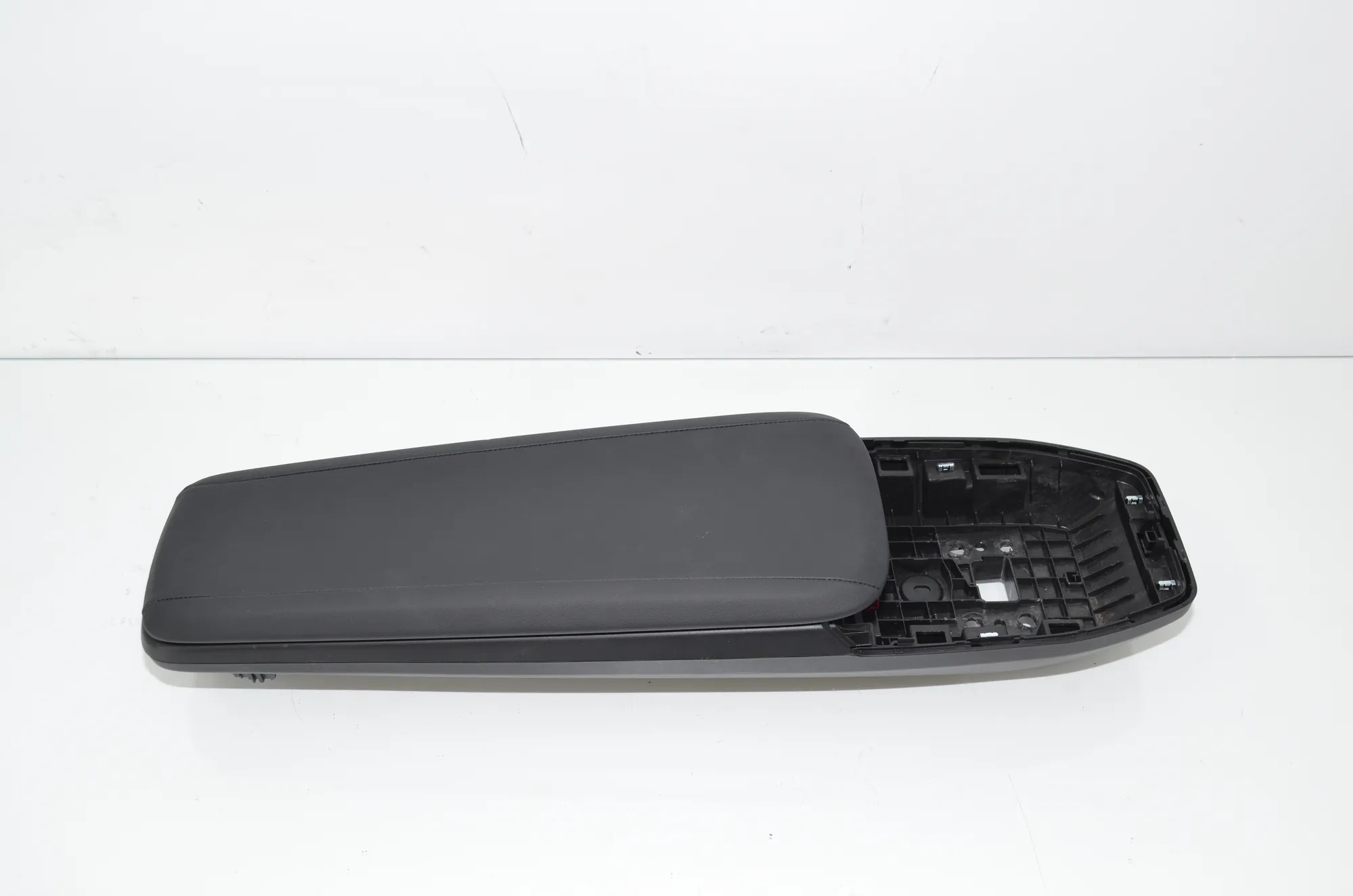 Armrest – OEM 5A70569 · BMW iX1 (U11 BEV) BMW iX1 (U11 BEV) iX1 eDrive 20 2024