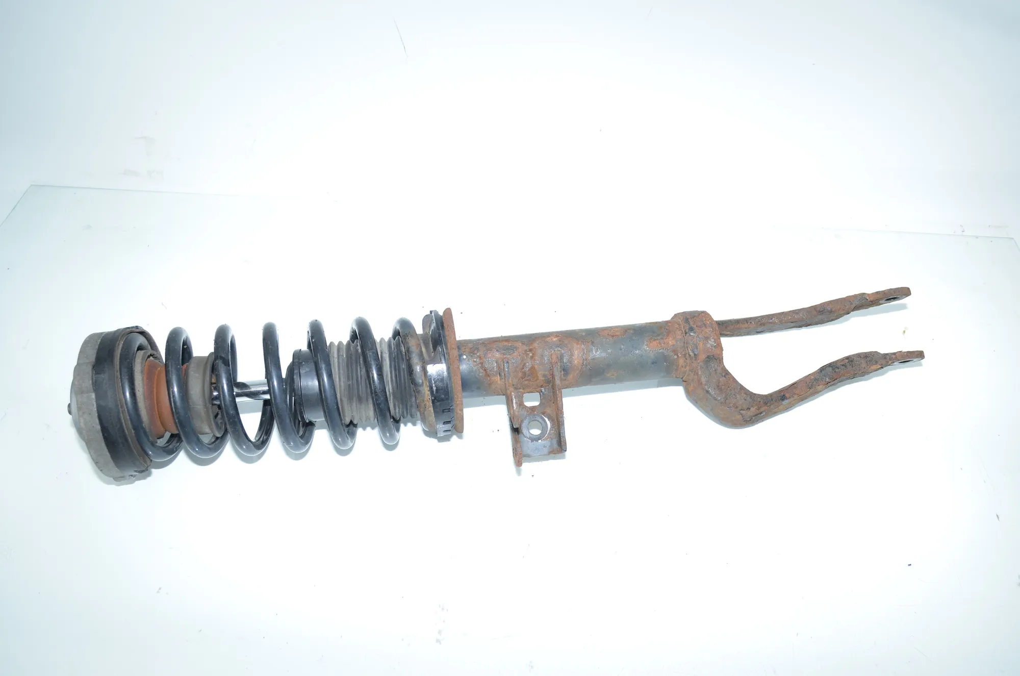 Front Left Shock Absorber – OEM 6783975 · BMW 5 Touring (F11) 530 d xDrive 2012 – 4