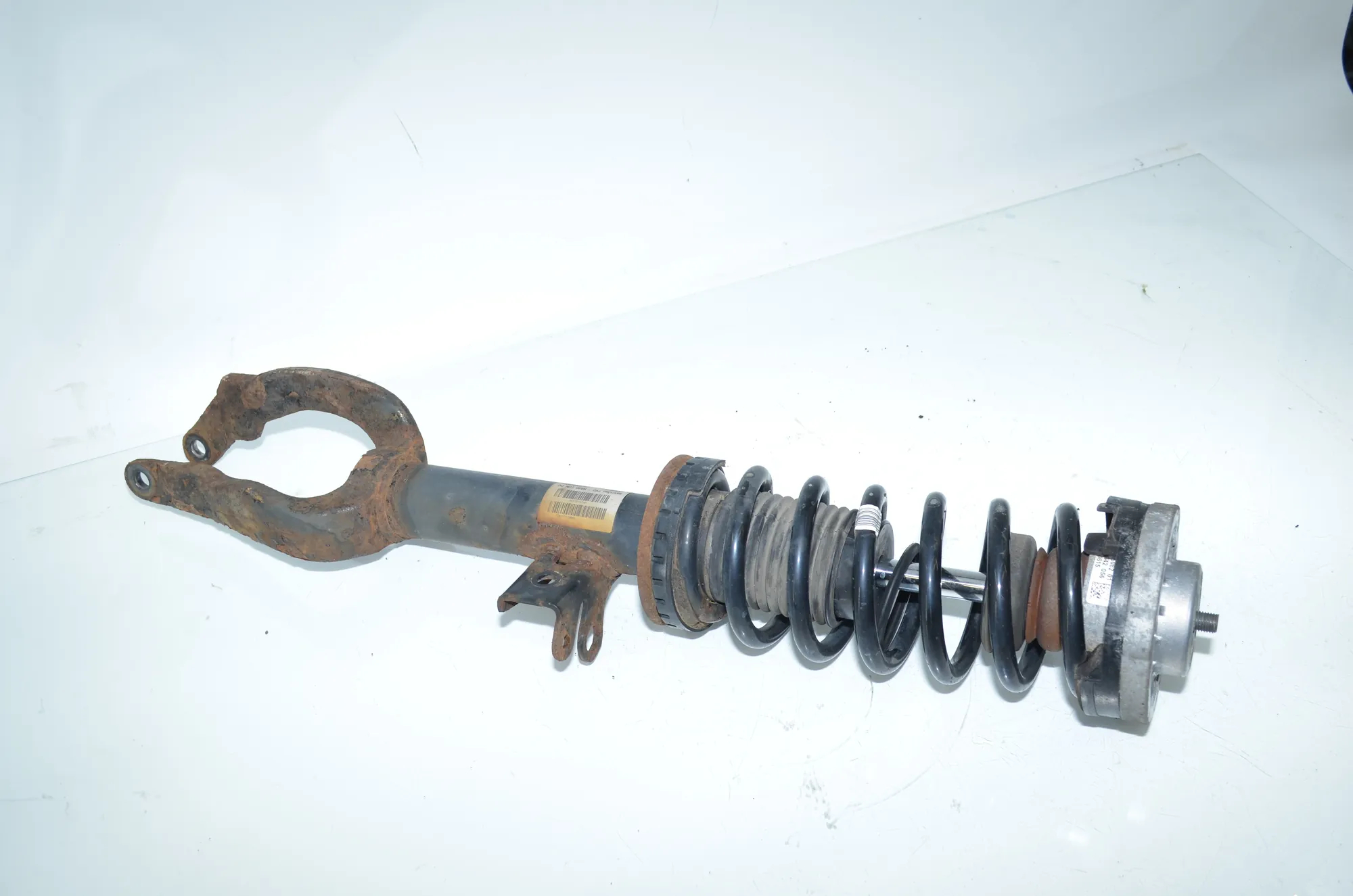 Front Left Shock Absorber – OEM 6783975 · BMW 5 Touring (F11) 530 d xDrive 2012 – 3