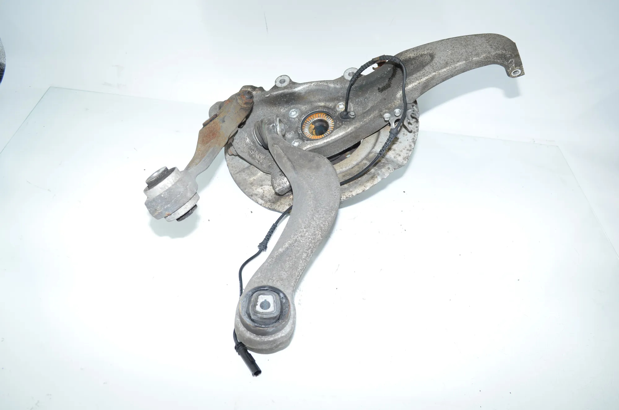 Front Left Wheel Hub – OEM 6777751 · BMW 5 Touring (F11) 530 d xDrive 2012 – 3