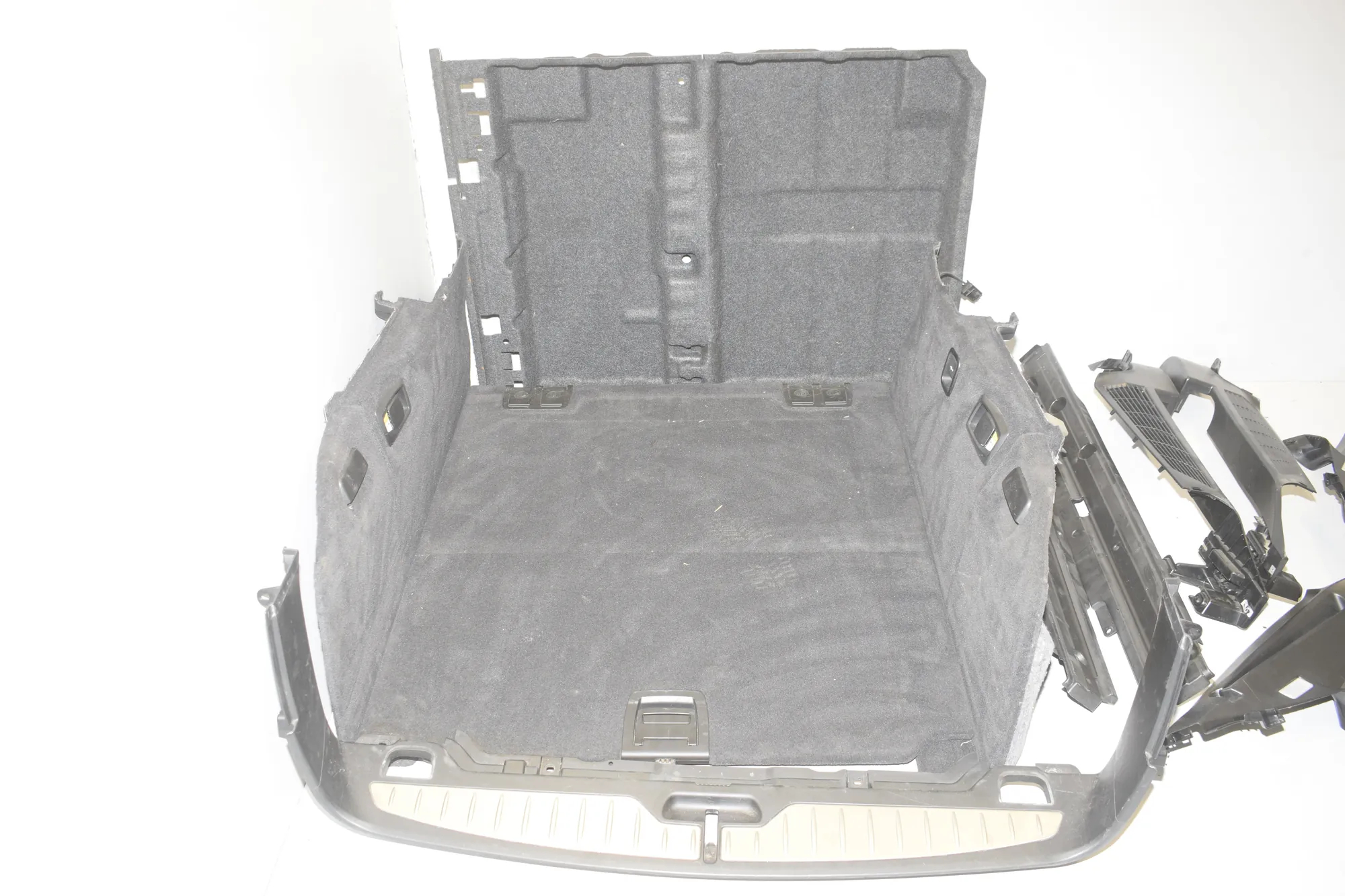 Trunk Trim Kit – OEM 7234713 · BMW 5 Touring (F11) 530 d 2011 – 2