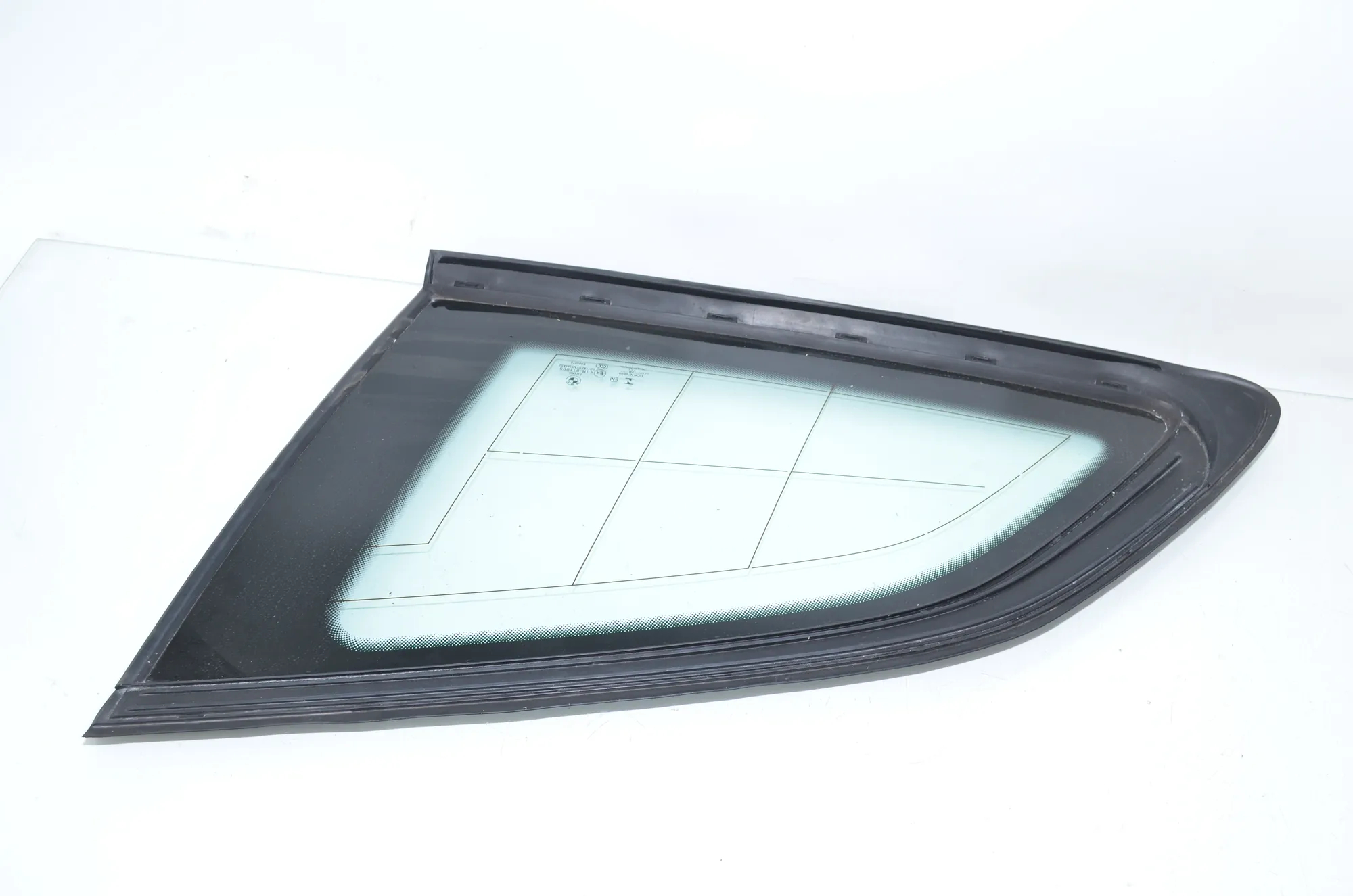 Rear Right Quarter Window – OEM 7499516 · BMW 3 Touring (G21) BMW 3 Touring (G21) 330 e Plug-in-Hybrid 2021 – 2