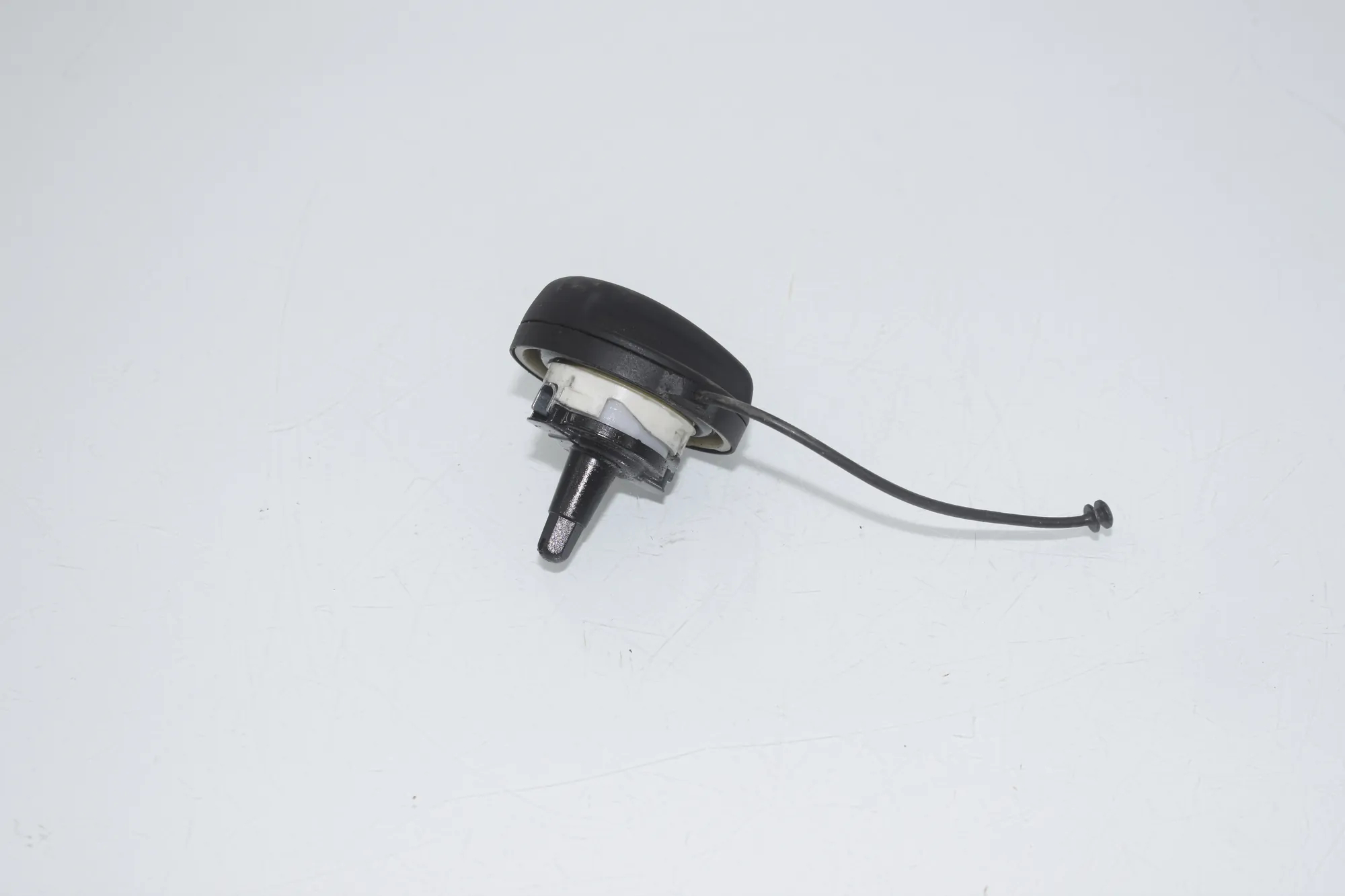 Fuel Tank Flap Cap – OEM 7222392 · BMW 5 Touring (F11) M 550 d xDrive 2016 – 2