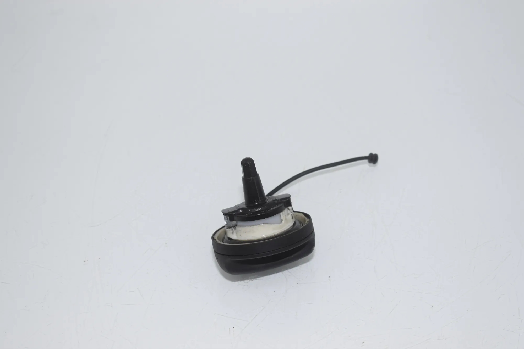 Fuel Tank Flap Cap – OEM 7222392 · BMW 5 Touring (F11) M 550 d xDrive 2016 – 3