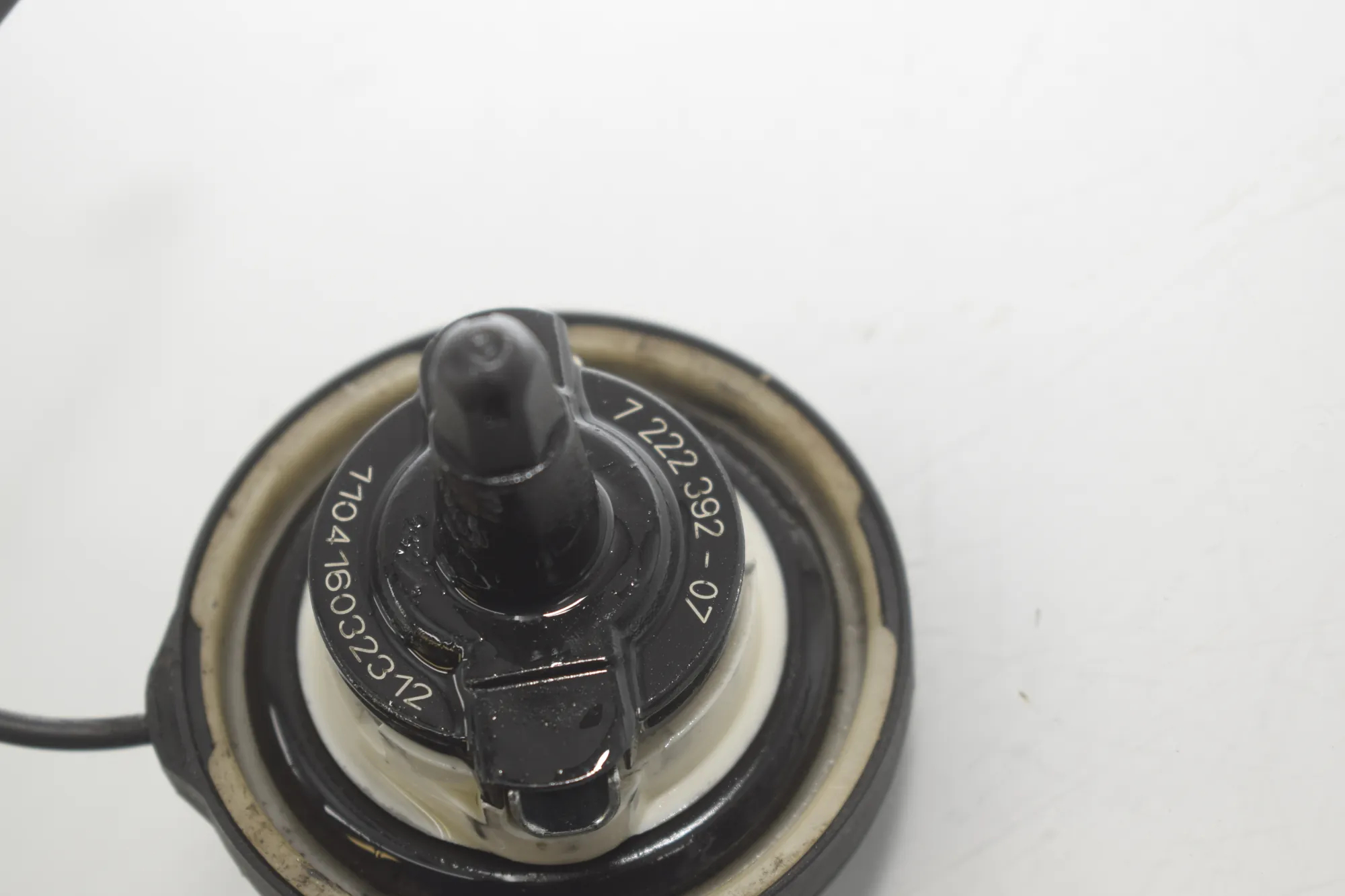 Fuel Tank Flap Cap – OEM 7222392 · BMW 3 Touring (F31) 318 d 2016 – 4