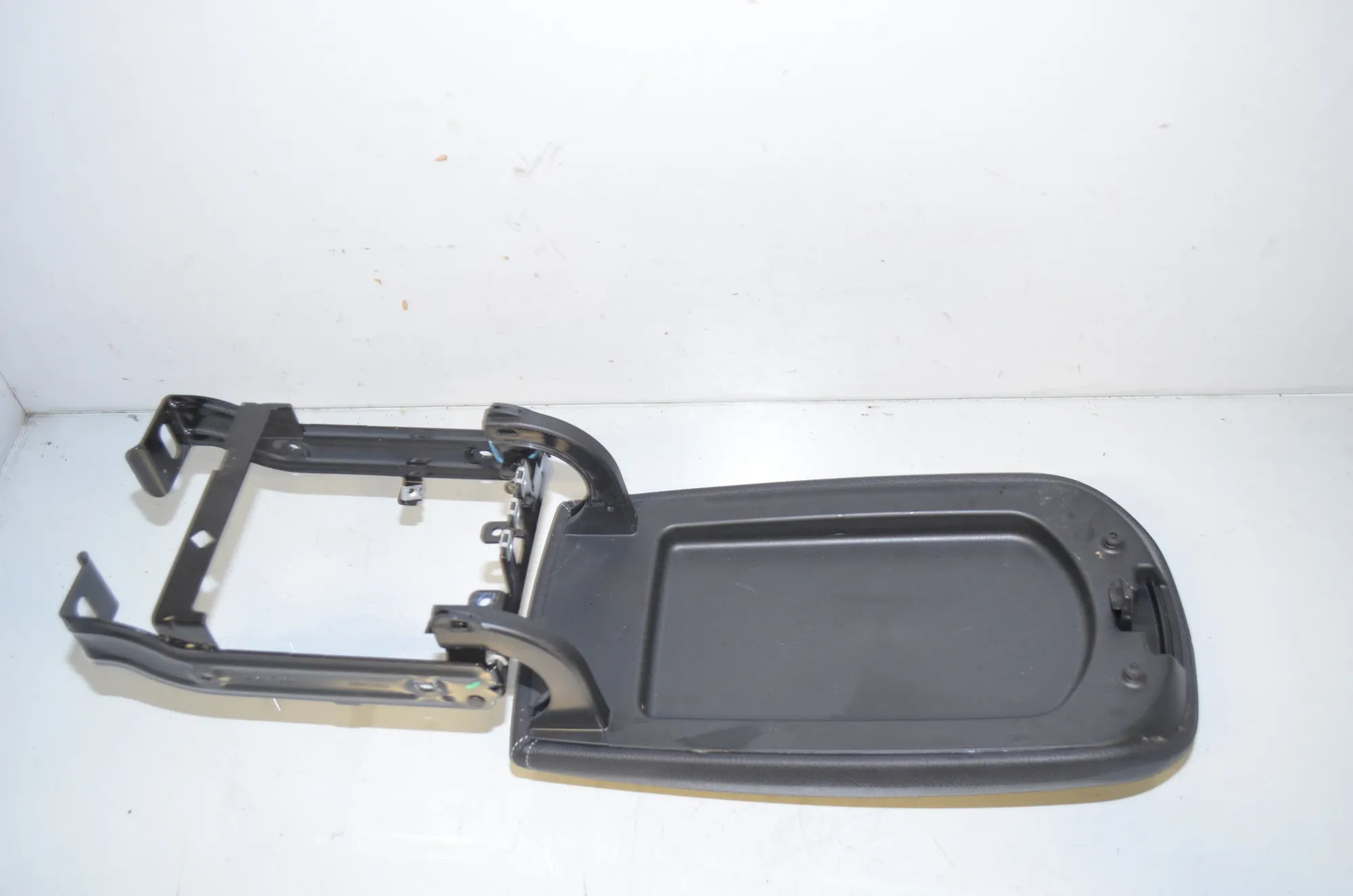 Armrest – OEM 9204246 · BMW X3 (F25) xDrive 20 d 2017 – 4