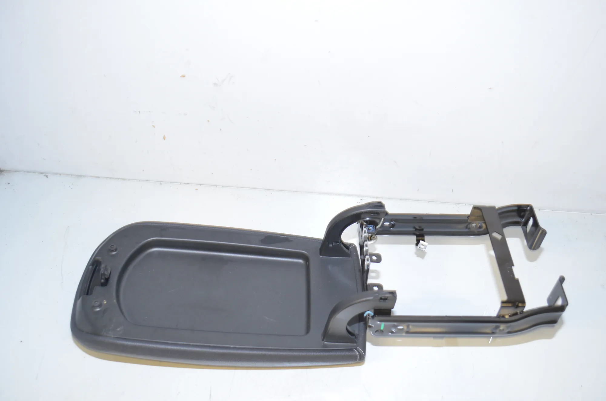 Armrest – OEM 9204246 · BMW X3 (F25) xDrive 20 d 2017 – 3