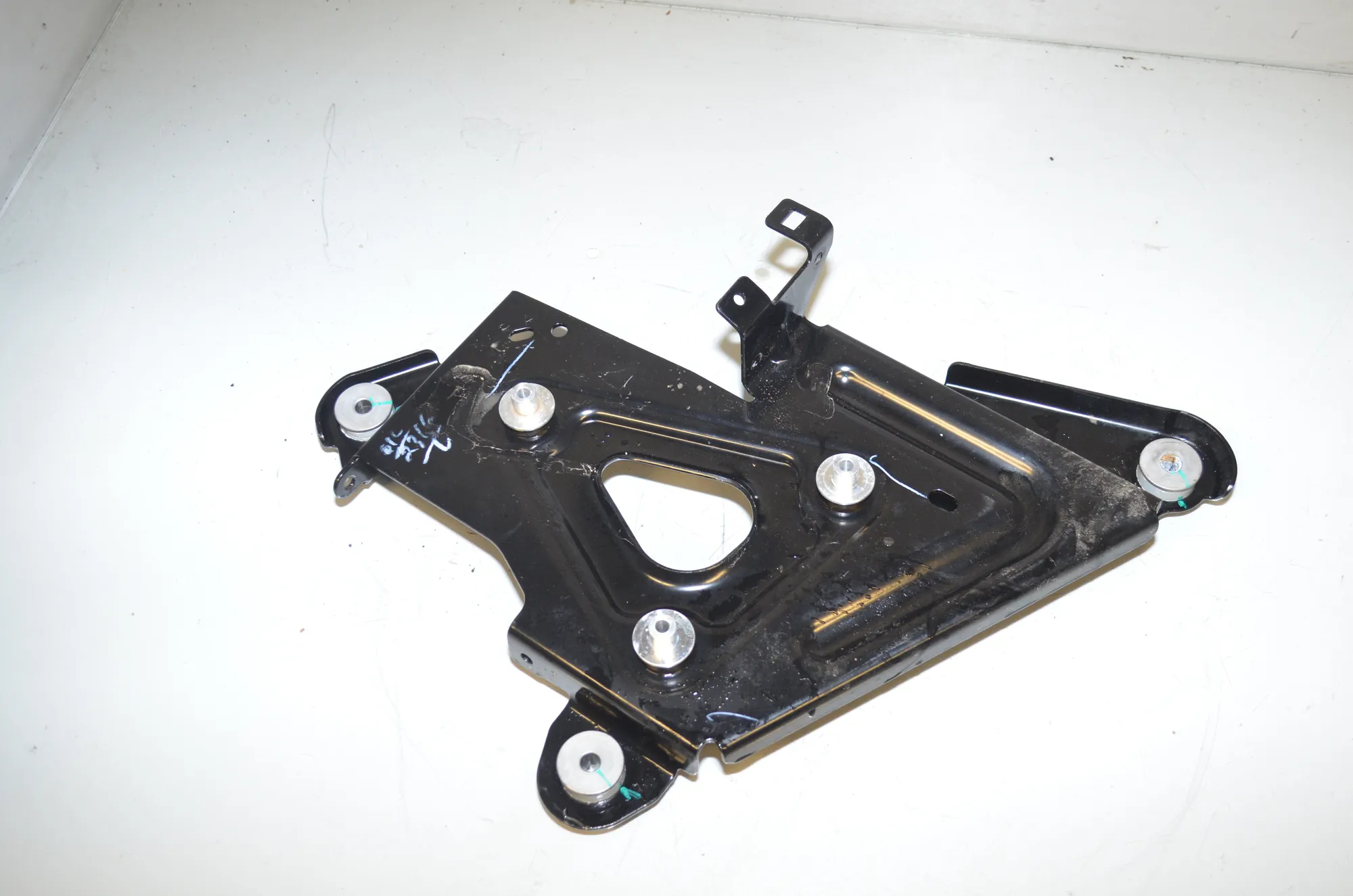 Bracket · BMW i4 (G26) (2022 - -) eDrive35 2023 – 2