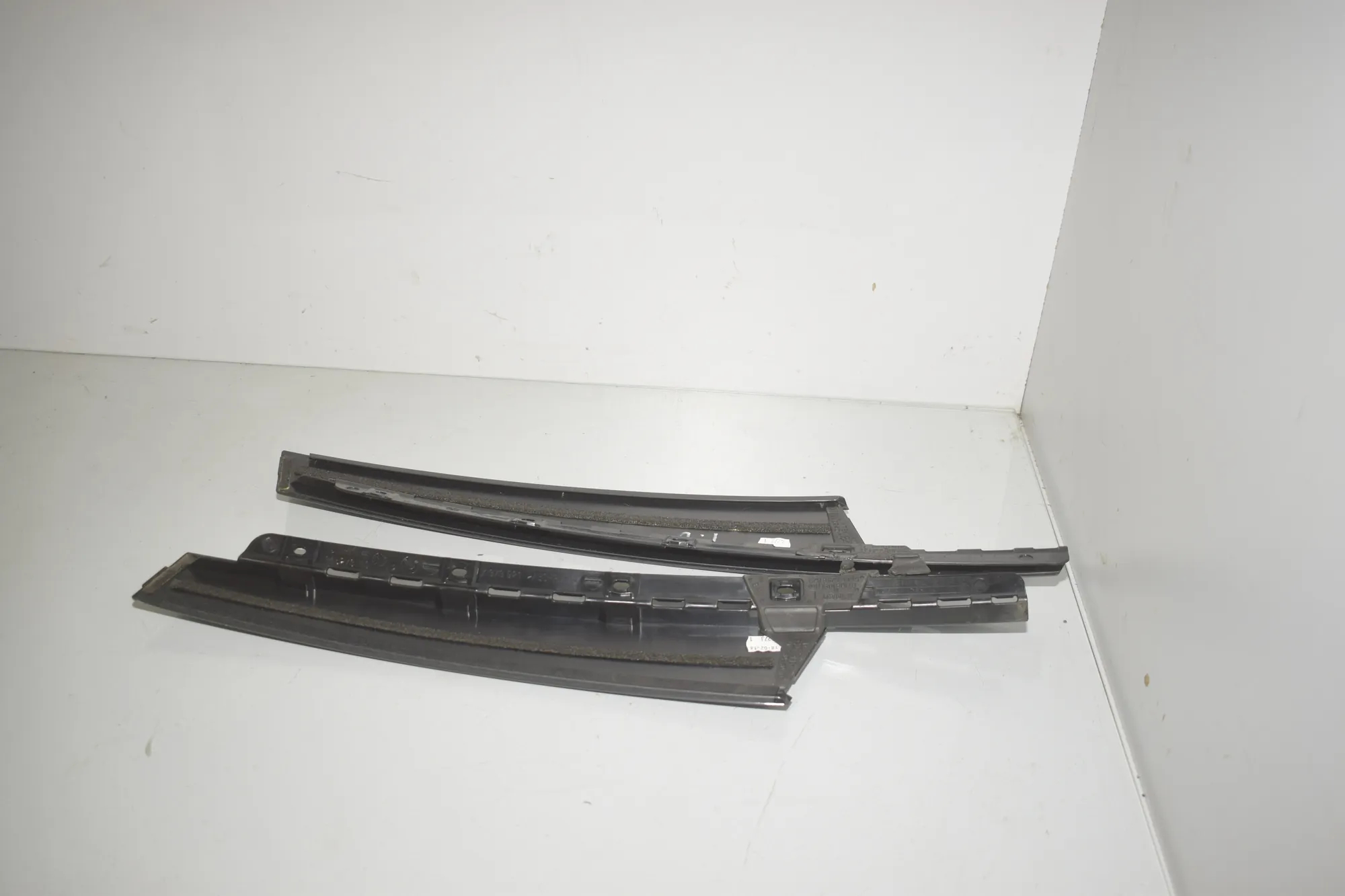 Front Left Door Vertical Trim – OEM 7373921 · BMW 2 Active Tourer (F45) 218 i 2016 – 3
