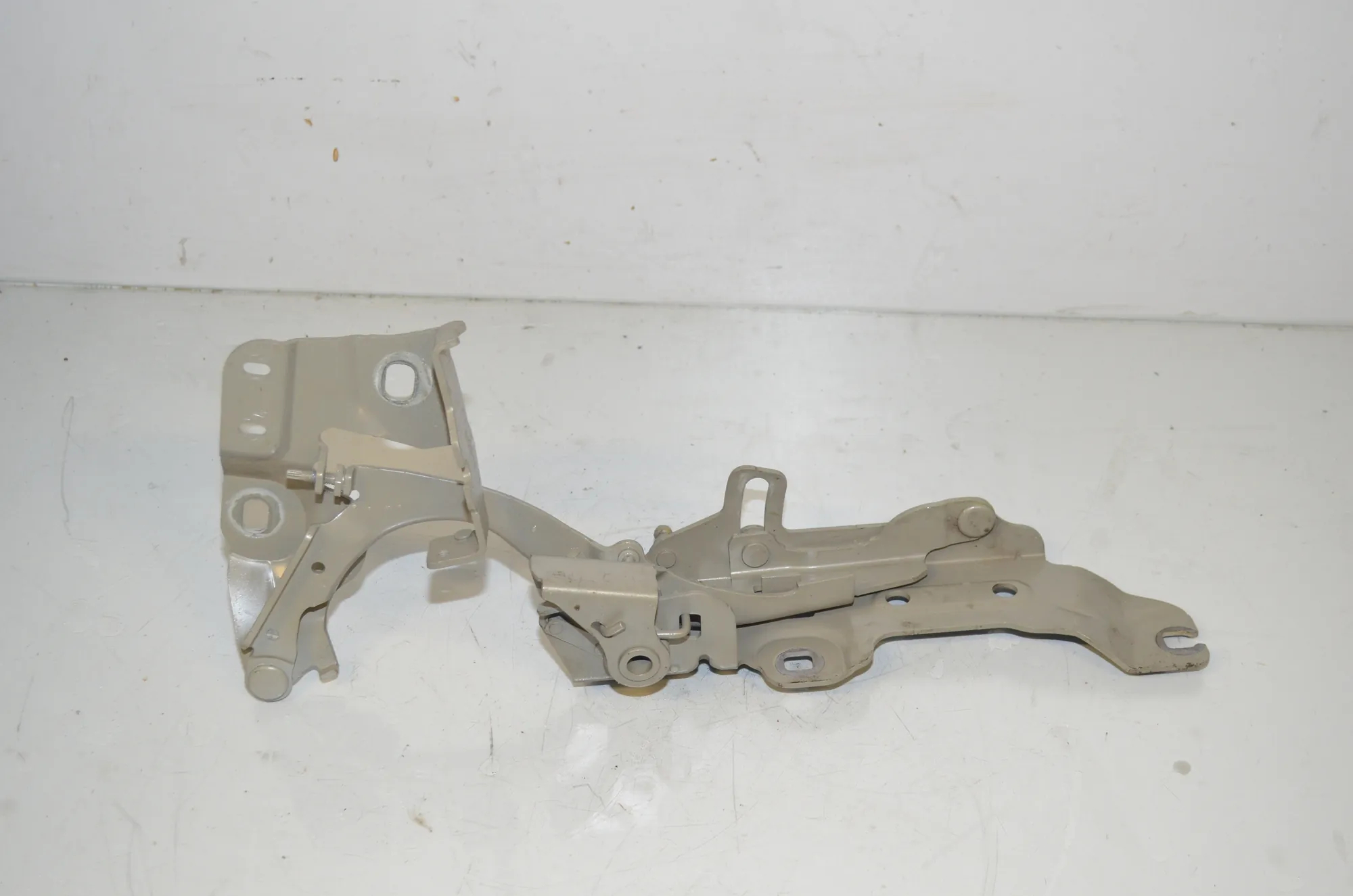 Front Right Bonnet Hinge – OEM 7300522 · BMW 2 Active Tourer (F45) 218 i 2016 – 2