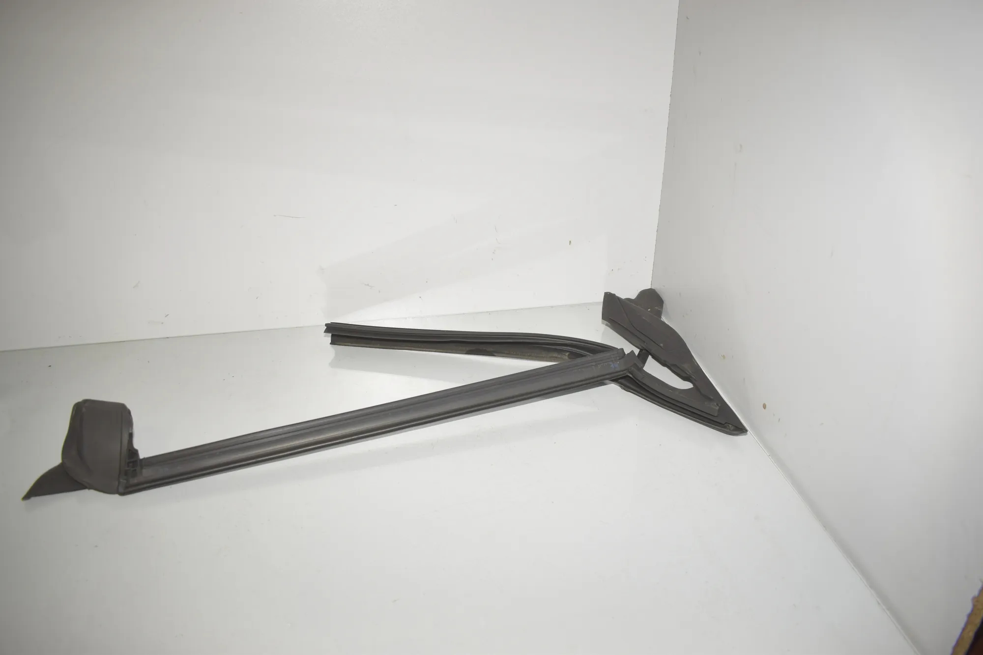 Front Left Door Rubber Seal – OEM 7482950 · BMW i4 (G26) (2022 - -) eDrive35 2023 – 3