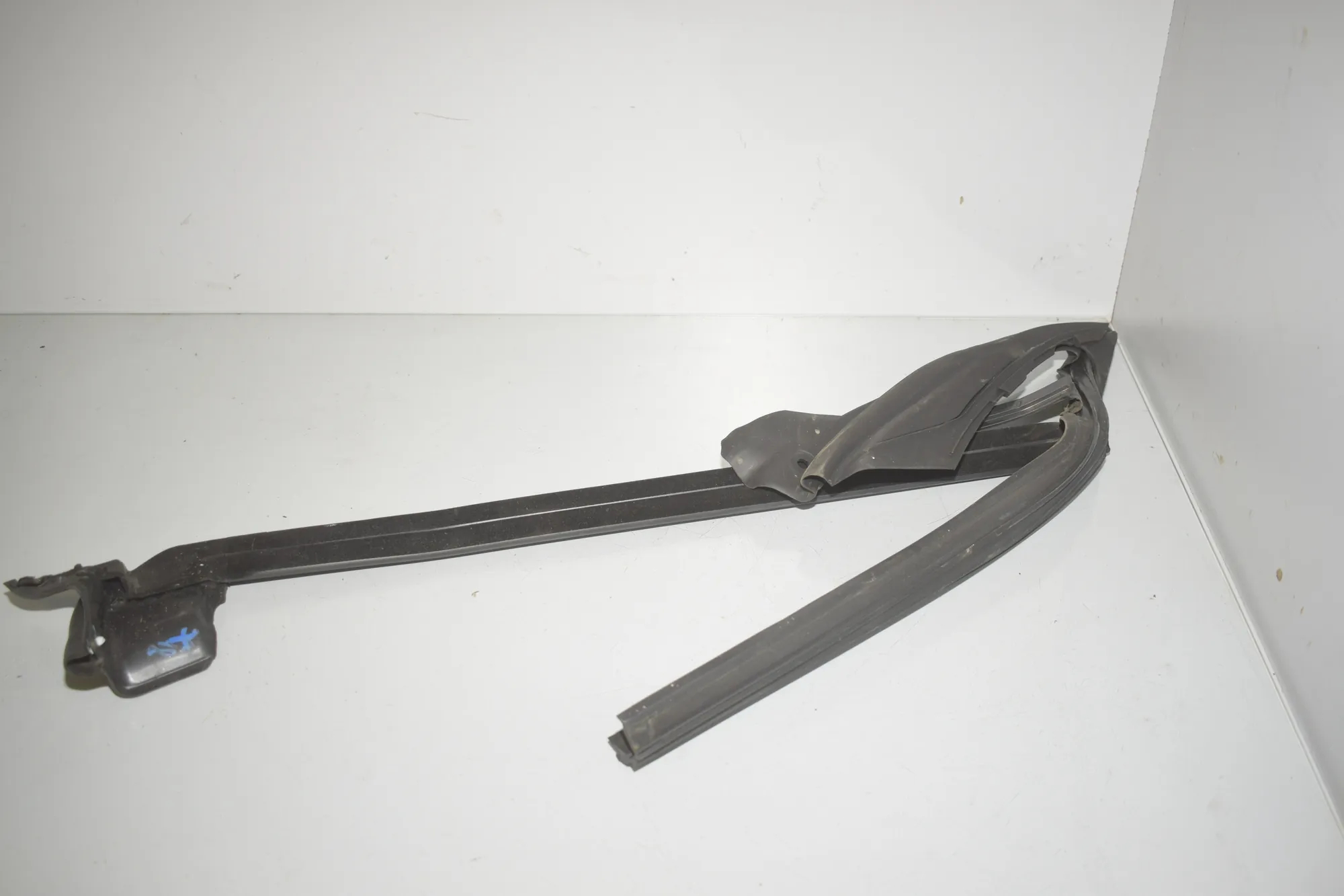 Front Left Door Rubber Seal – OEM 7482950 · BMW i4 (G26) (2022 - -) eDrive35 2023 – 5