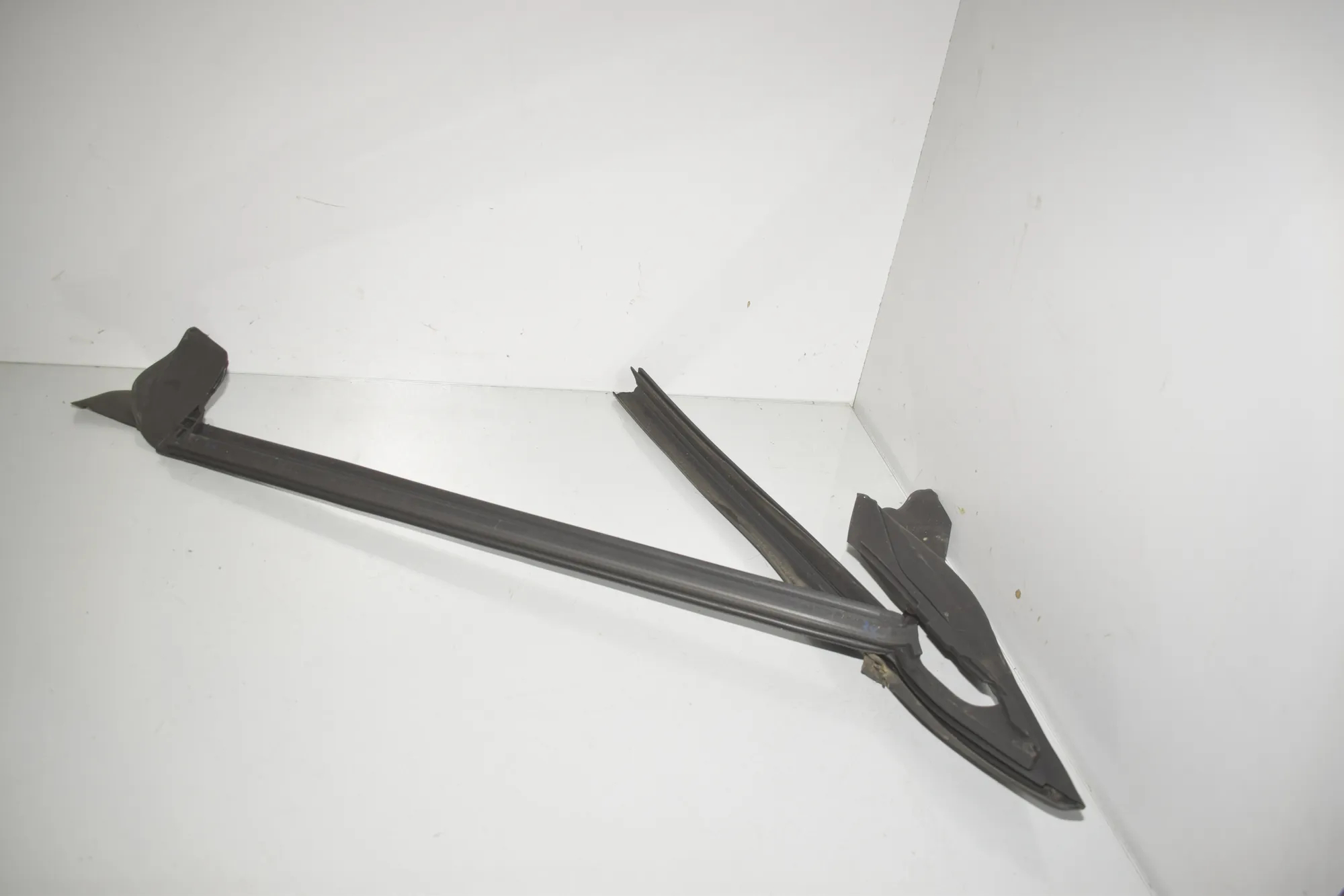 Front Left Door Rubber Seal – OEM 7482950 · BMW i4 (G26) (2022 - -) eDrive35 2023 – 4