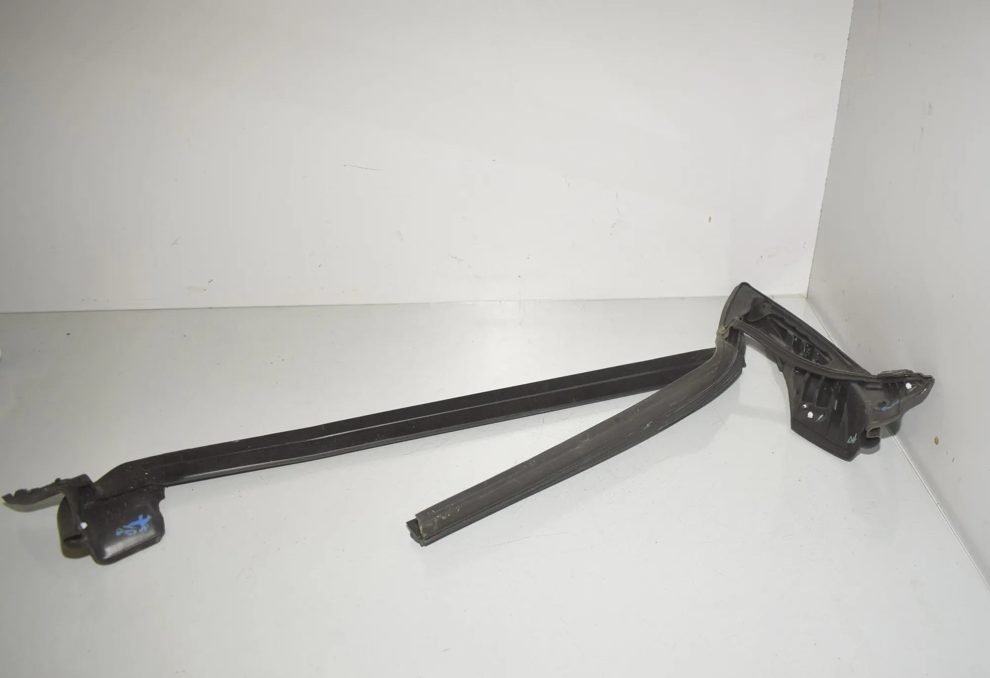 Front Left Door Rubber Seal – OEM 7482950 · BMW i4 (G26) (2022 - -) eDrive35 2023 – 2