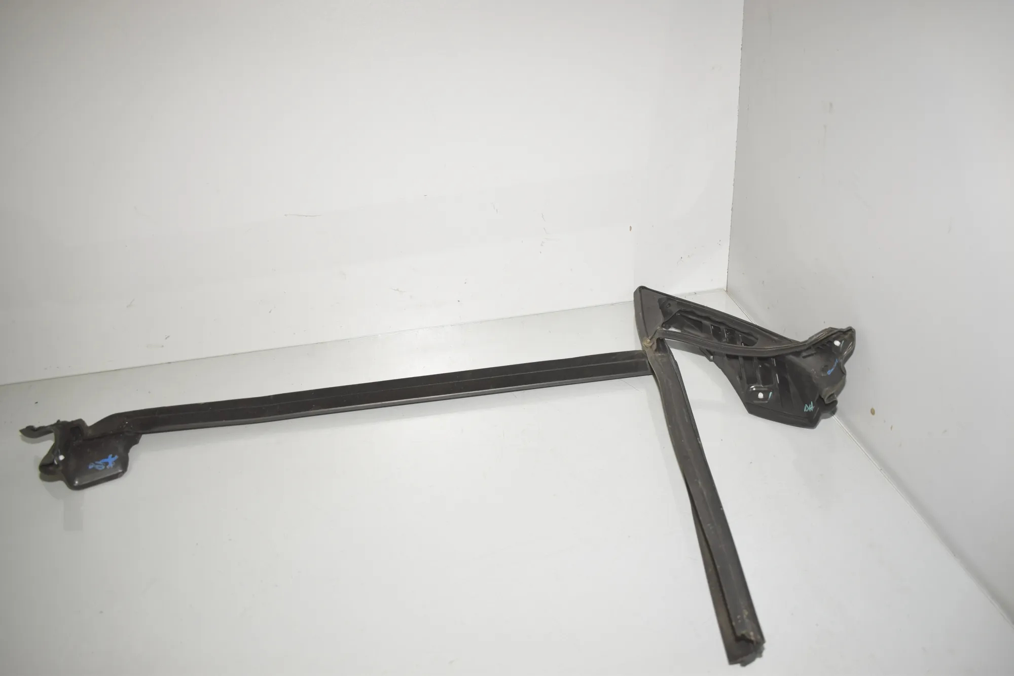 Front Left Door Rubber Seal – OEM 7482950 · BMW i4 (G26) (2022 - -) eDrive35 2023