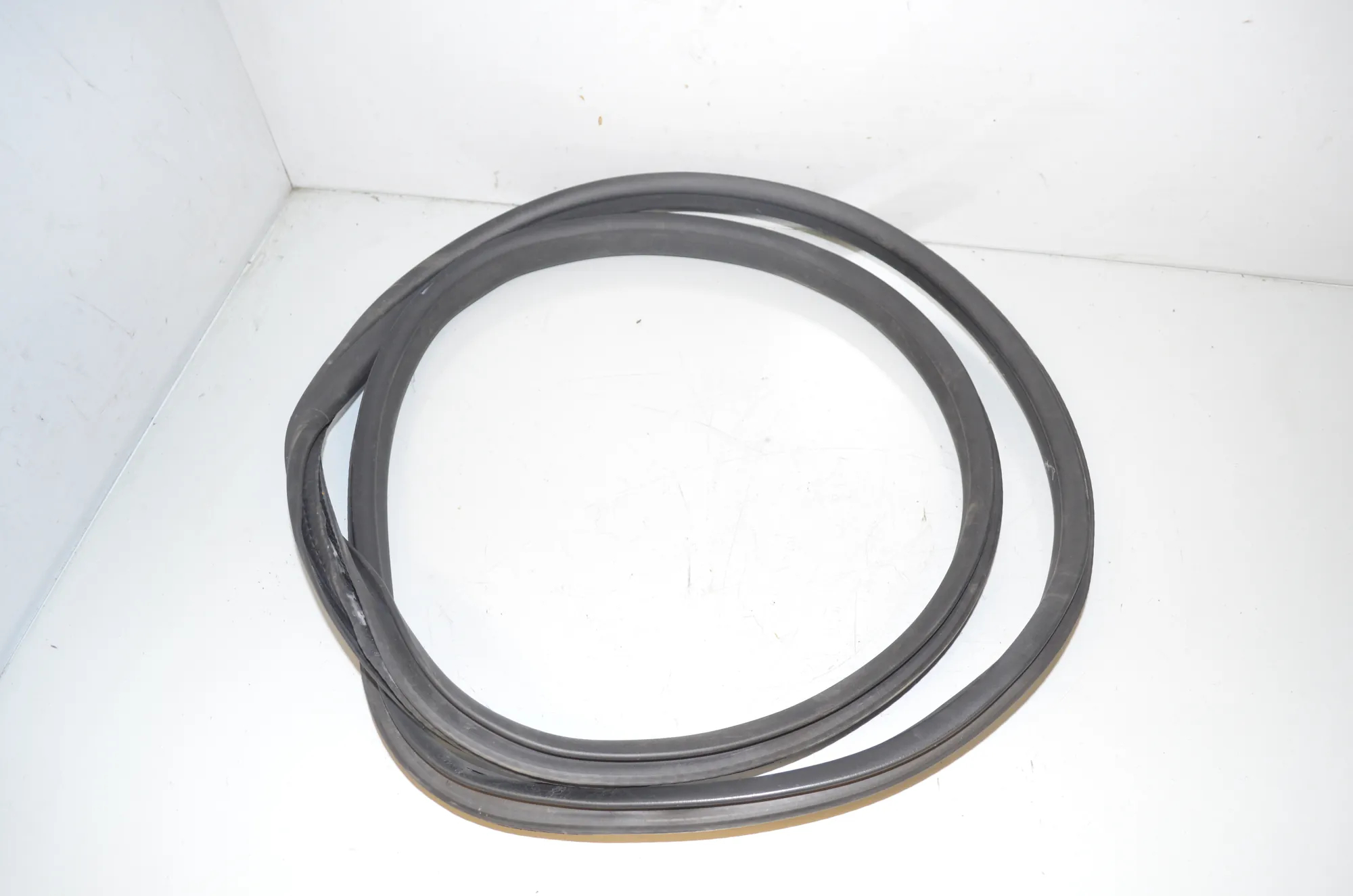 Front Right Door Seal Rubber – OEM 7482945 · BMW i4 (G26) (2022 - -) eDrive35 2023