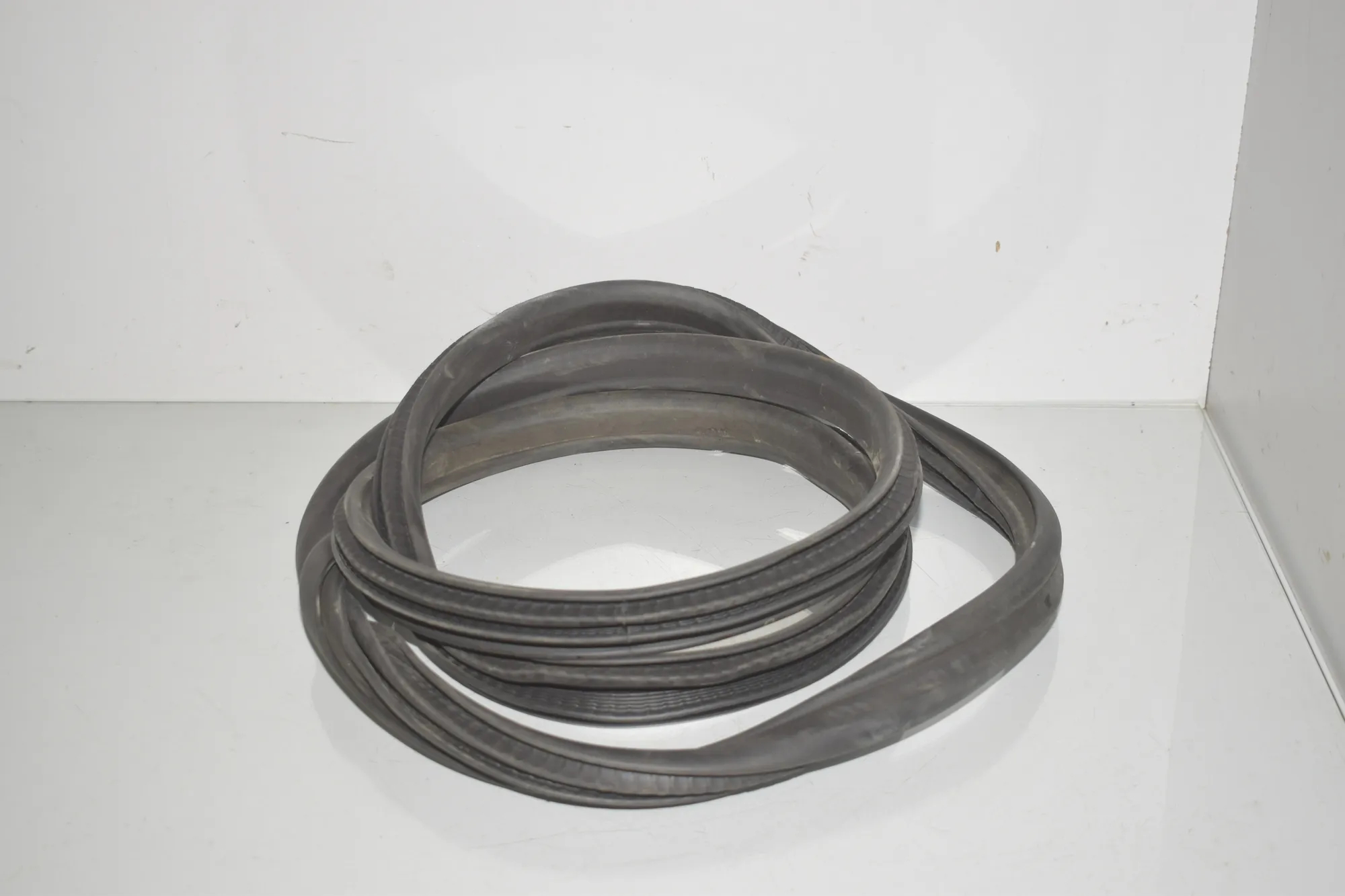 Front Left Door Seal Rubber – OEM 7482945 · BMW i4 (G26) (2022 - -) eDrive35 2023