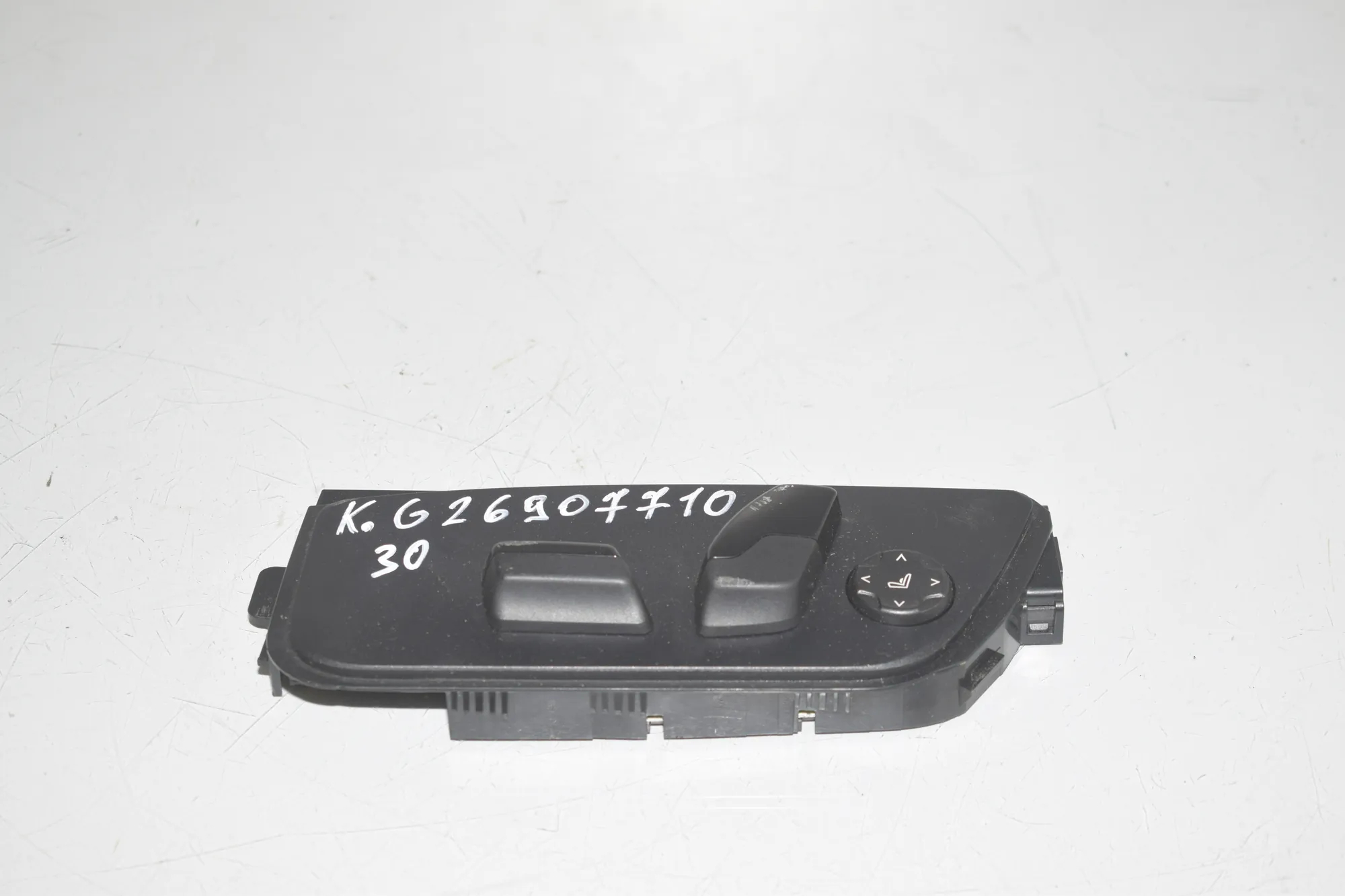 Switches – OEM 9330921 · BMW 5 (G30) BMW 5 (G30) 520 d 2016