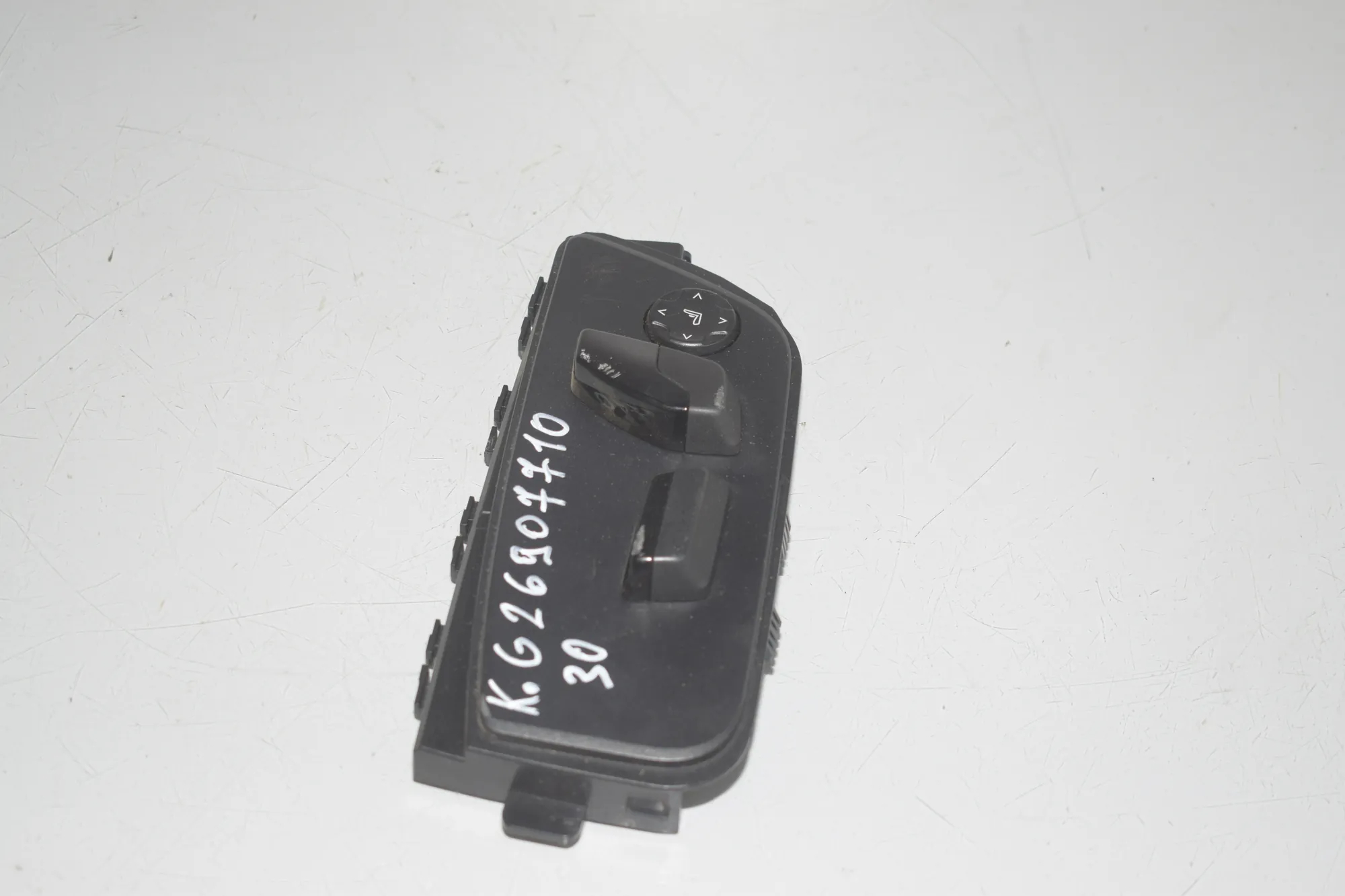 Switches – OEM 9330921 · BMW 5 (G30) BMW 5 (G30) 520 d 2016 – 2