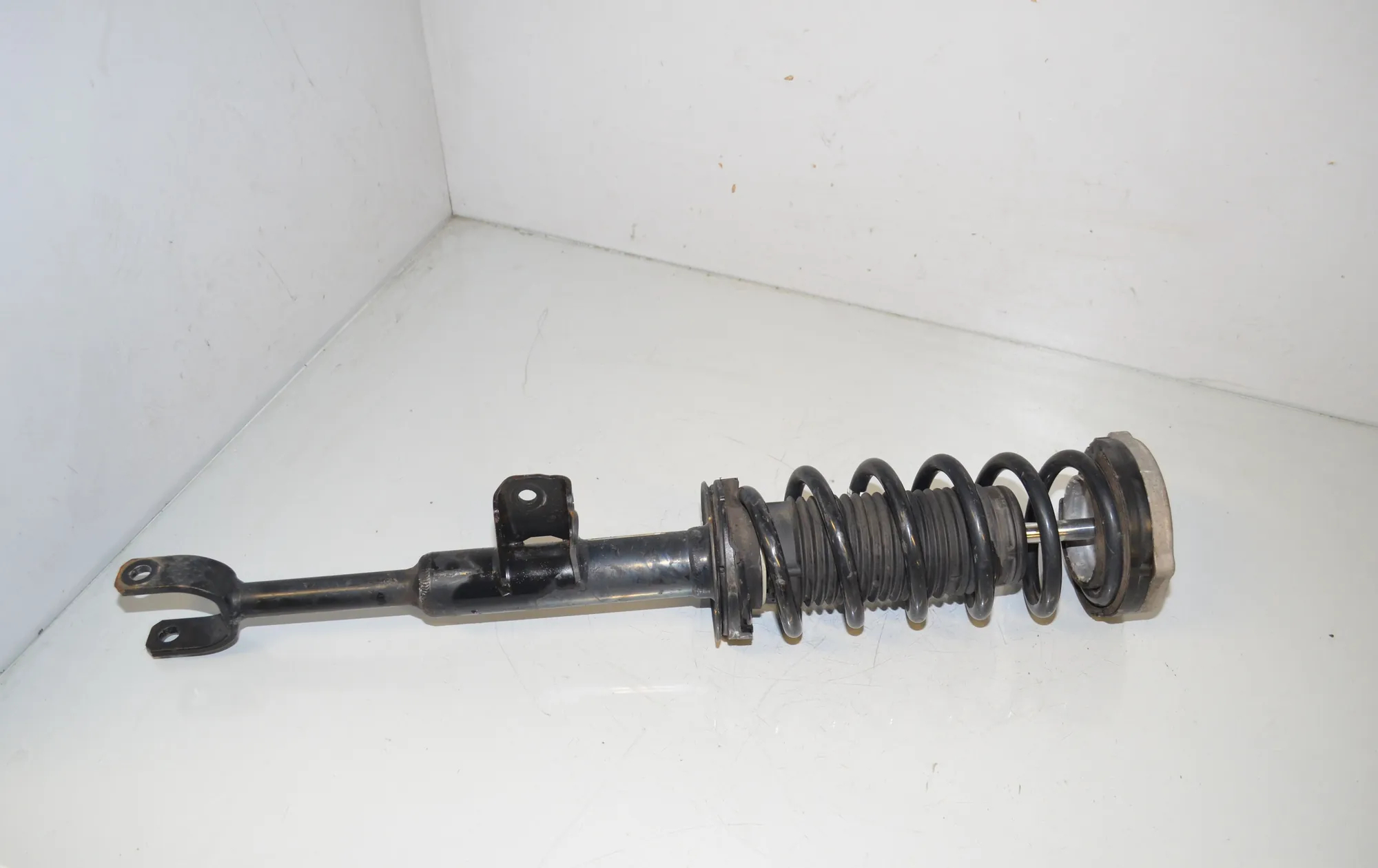 Front Left Shock Absorber – OEM 6866623 · BMW 5 Touring (G31) (2017 - -) 520 d 2019 – 3