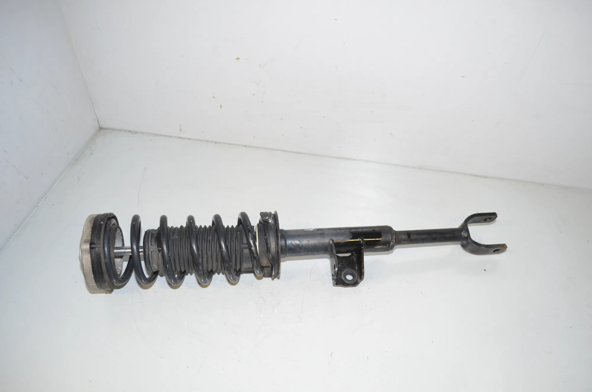 Front Left Shock Absorber – OEM 6866623 · BMW 5 Touring (G31) (2017 - -) 520 d 2019 – 2