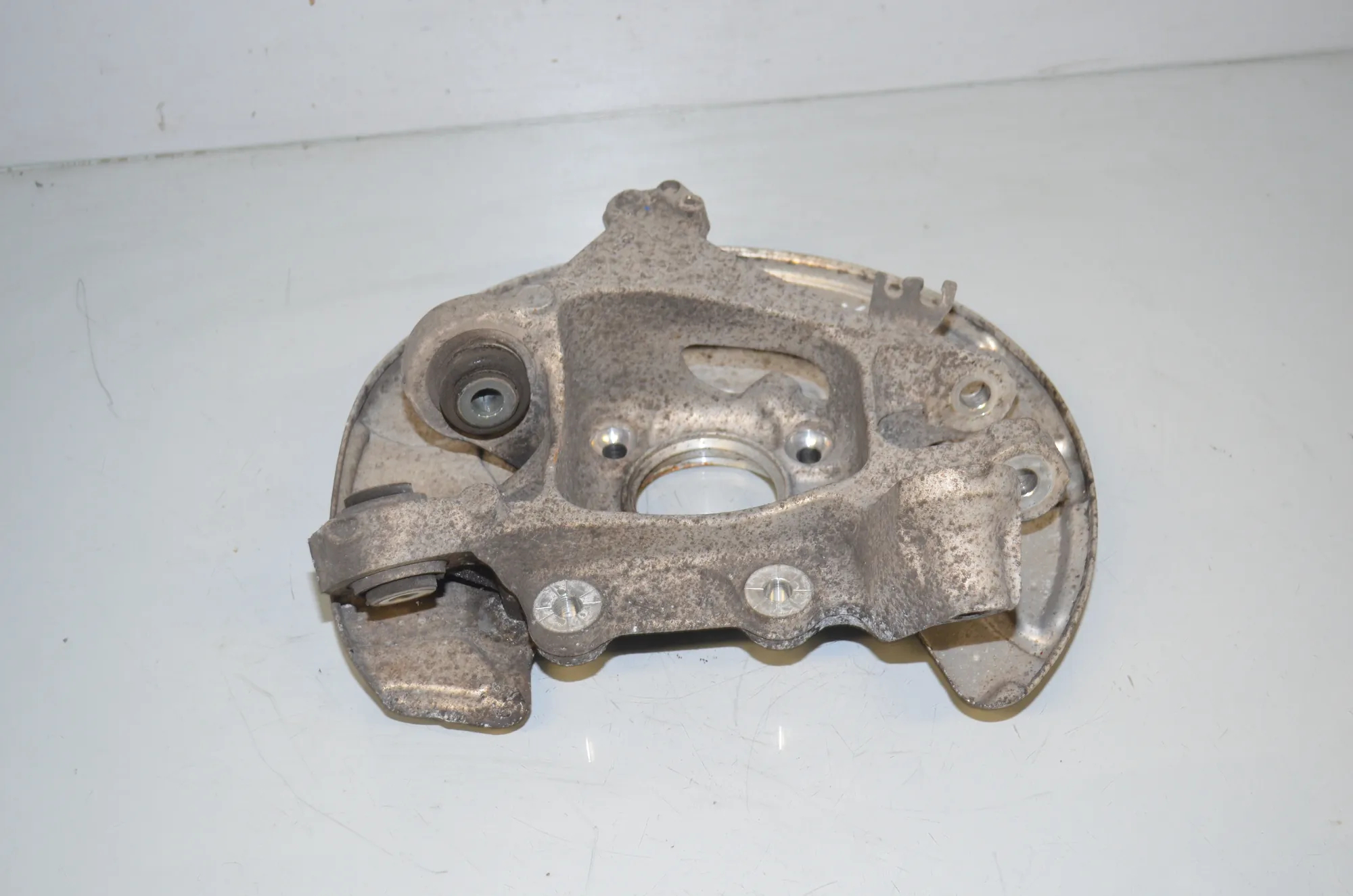 Rear Left Wheel Hub Spindle – OEM 6861137 · BMW 5 Touring (G31) (2017 - -) 520 d 2019 – 2