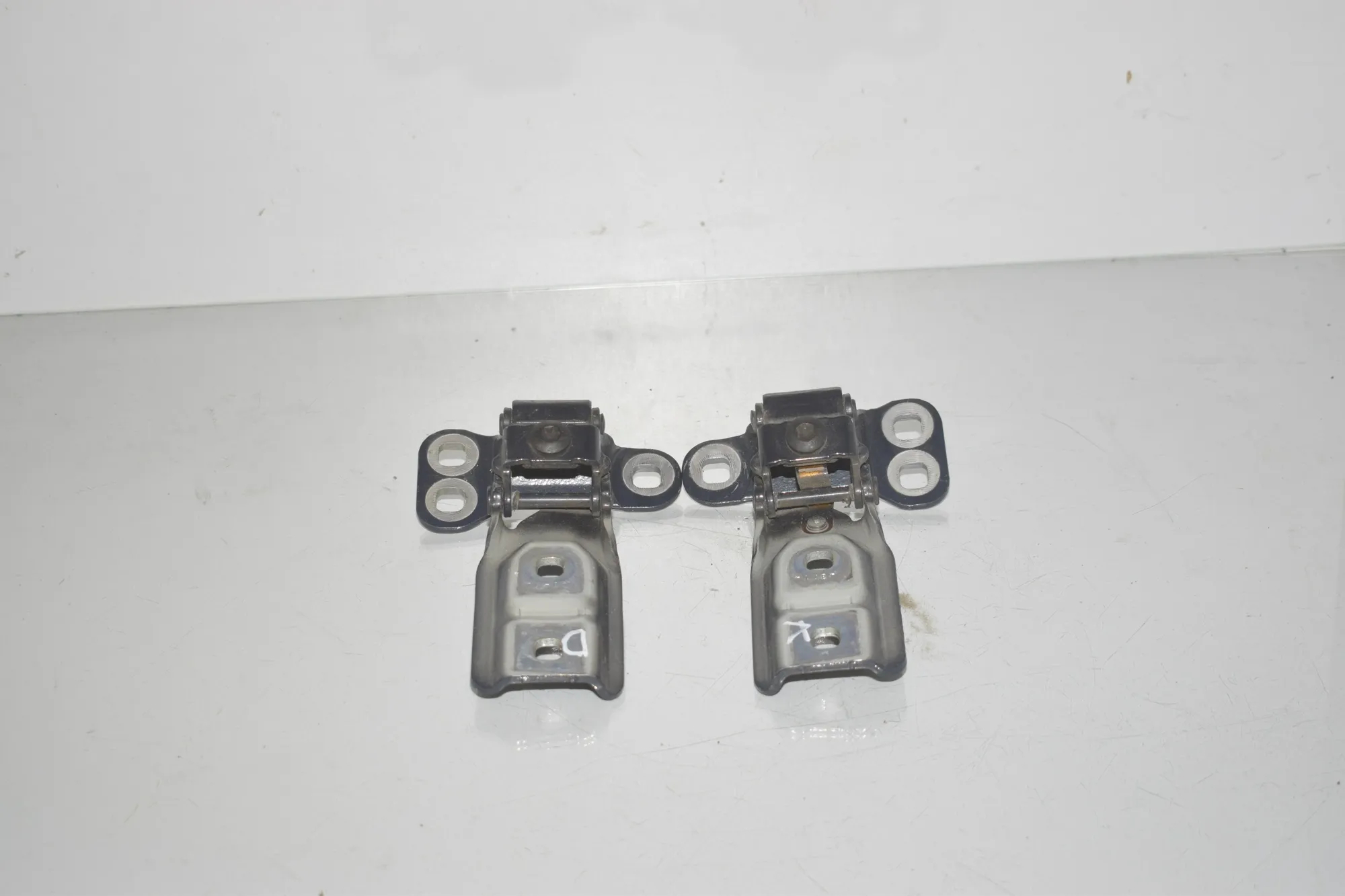 Left Side Bootlid Hinge – OEM 7300810 · BMW 2 Active Tourer (F45) 216 d 2014