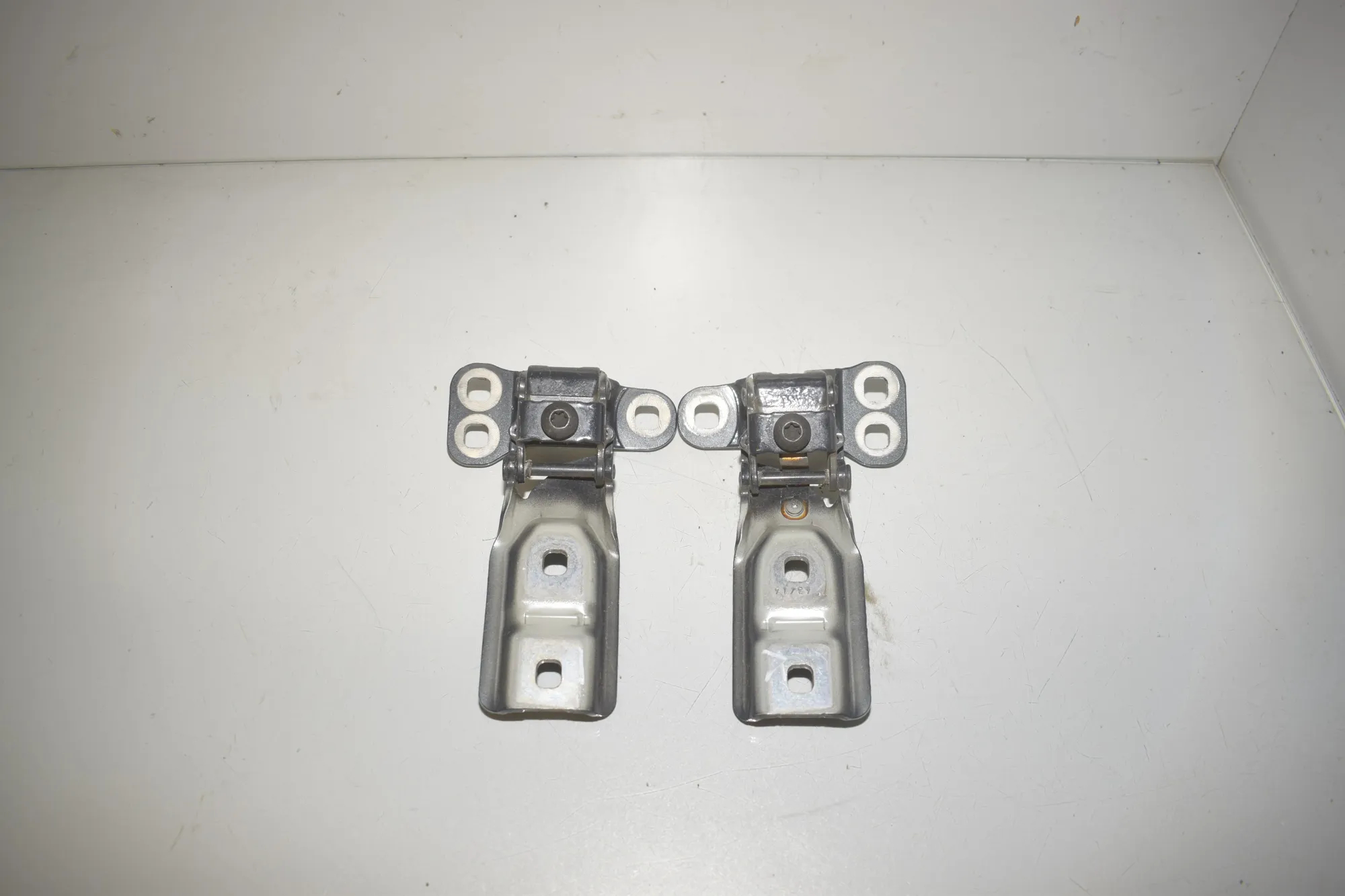 Left Side Bootlid Hinge – OEM 7300810 · BMW 2 Active Tourer (F45) 216 d 2014 – 2