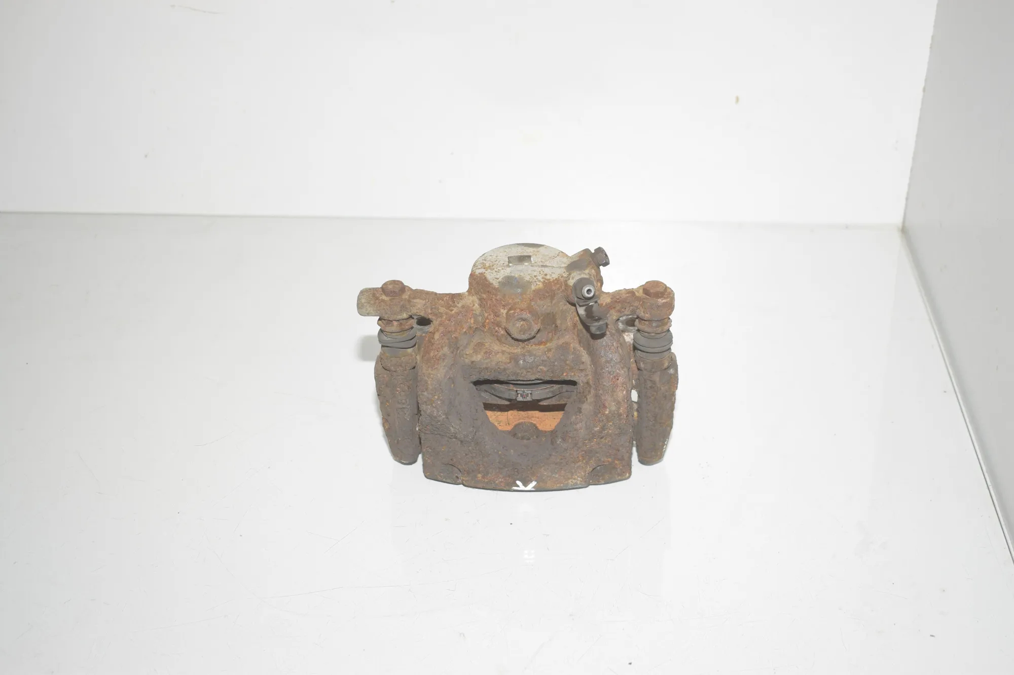 Front Left Brake Caliper – OEM 6860263 · BMW 2 Active Tourer (F45) 216 d 2014