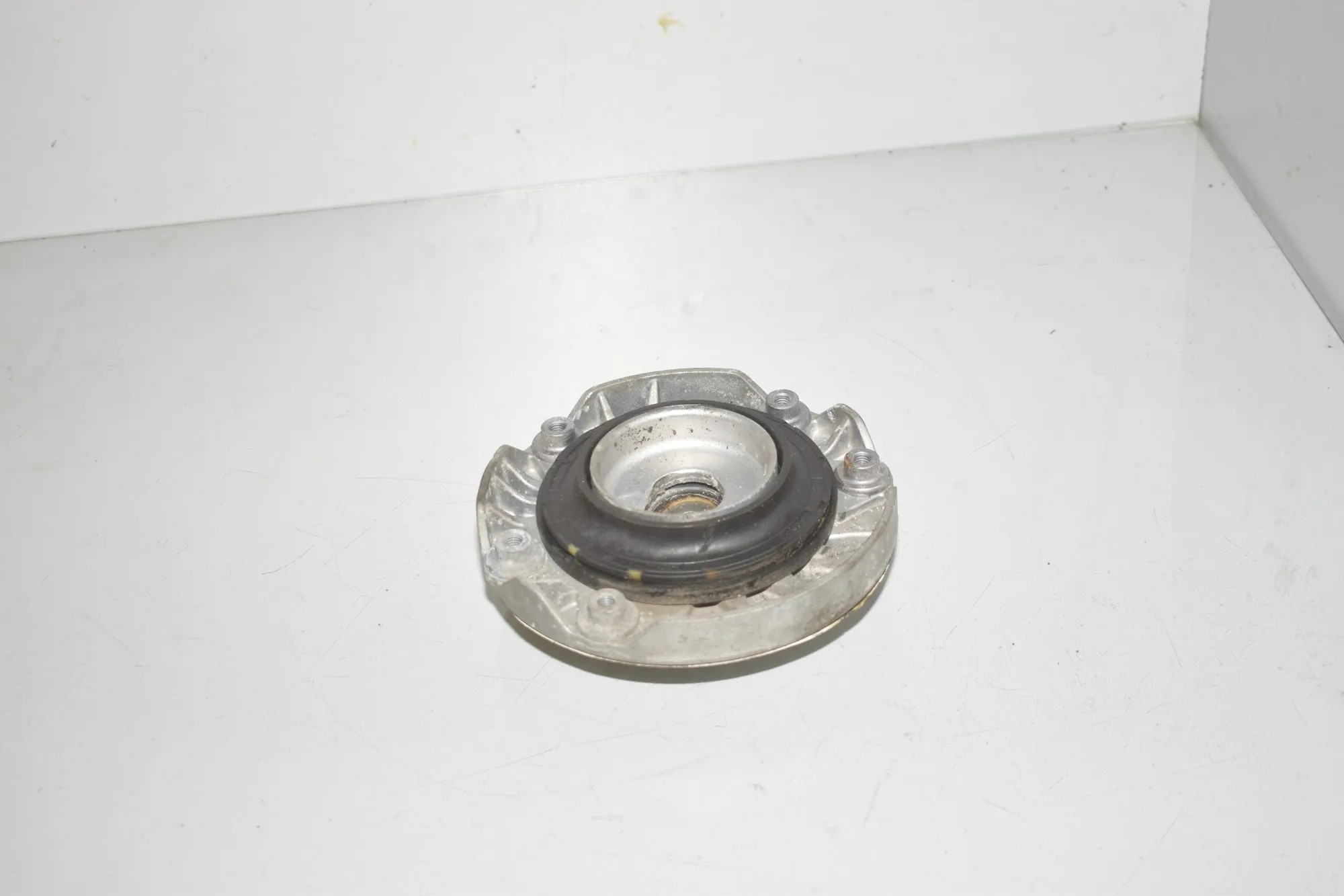 Front Left Shock Absorber Bracket – OEM 6892617 · BMW 2 Active Tourer (F45) 216 d 2014 – 2