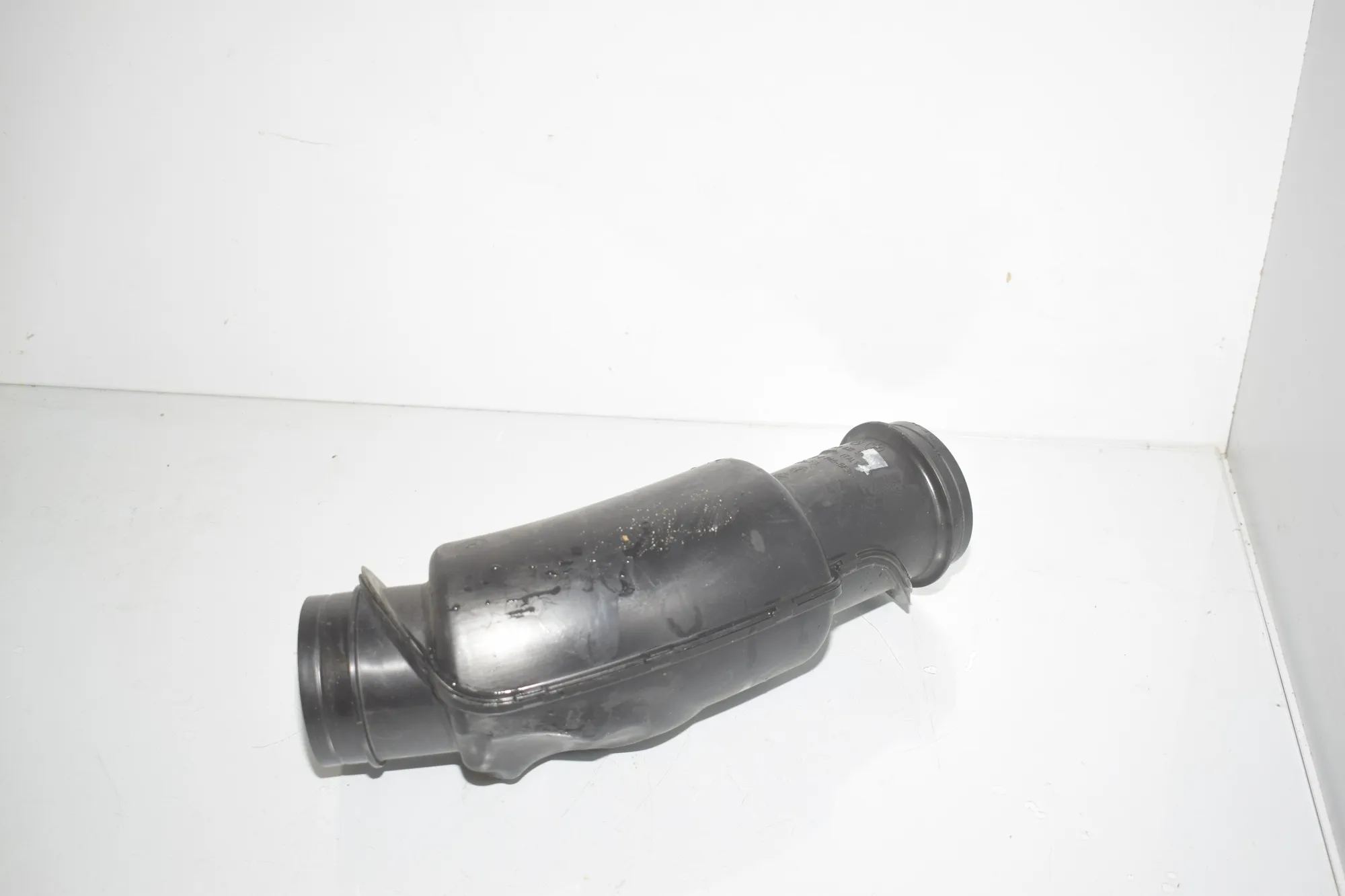 Air Intake Tube – OEM 7632501 · BMW X1 (E84) sDrive 20 i 2012