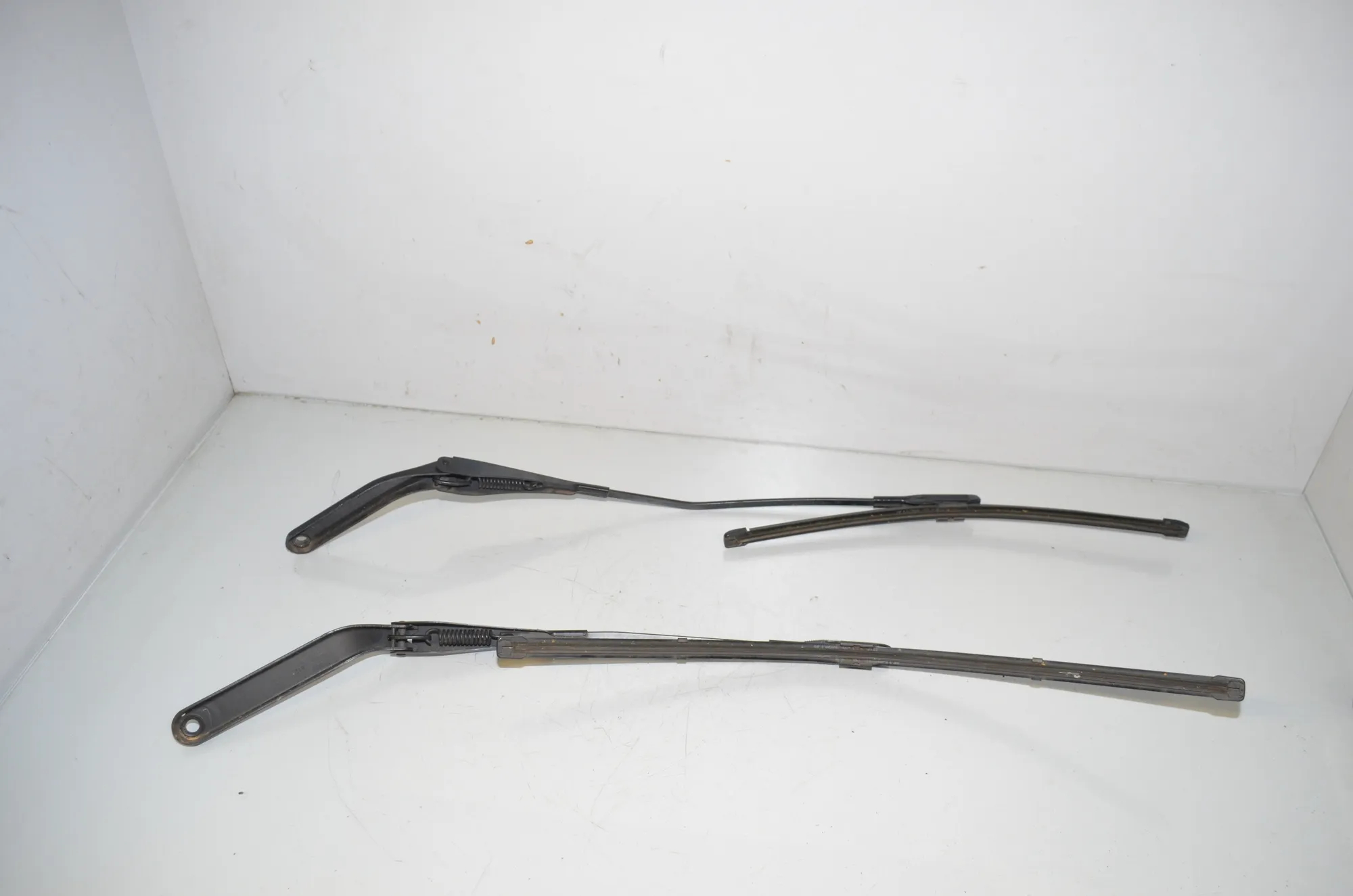 Front Wiper Arms – OEM 2990029 · BMW X1 (E84) sDrive 20 i 2012 – 3