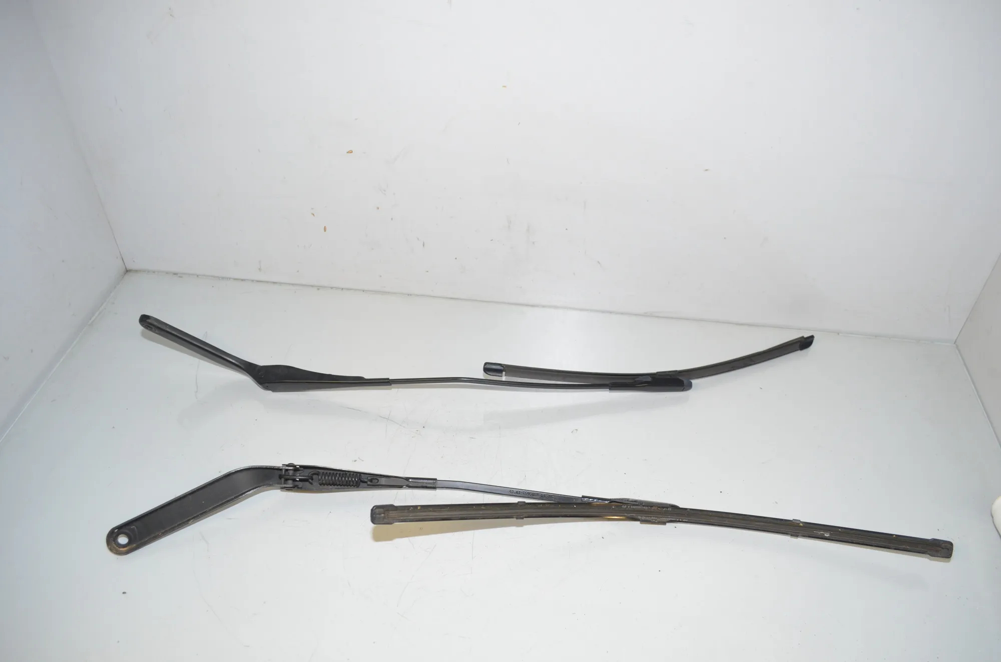 Front Wiper Arms – OEM 2990029 · BMW X1 (E84) sDrive 20 i 2012 – 2