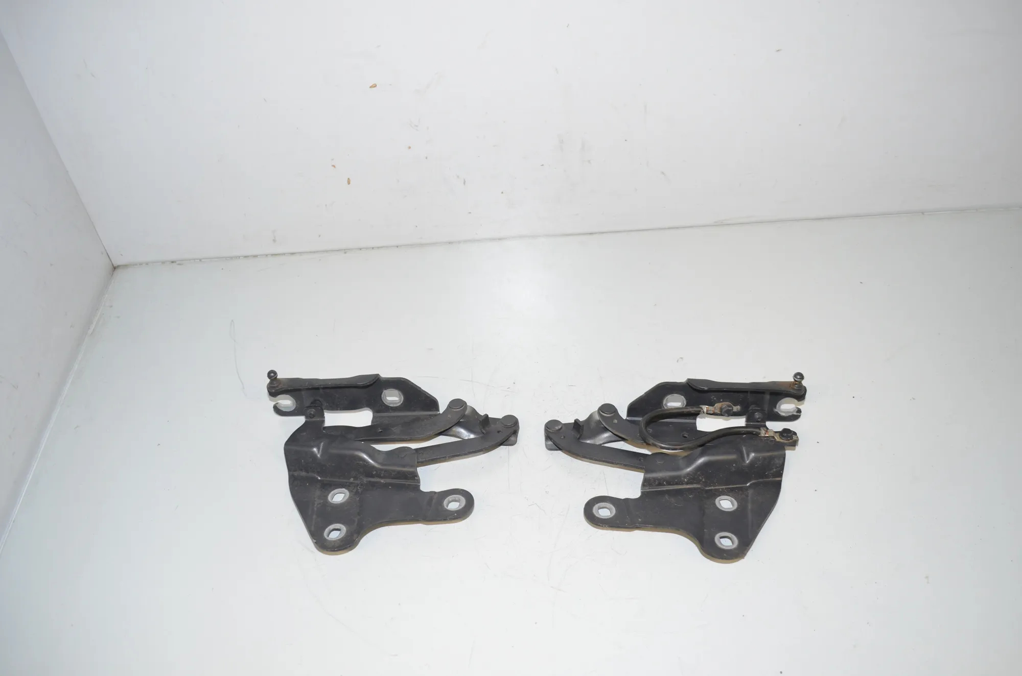 Bonnet Hood Hinge Set – OEM 2990359 · BMW X1 (E84) sDrive 20 i 2012 – 2