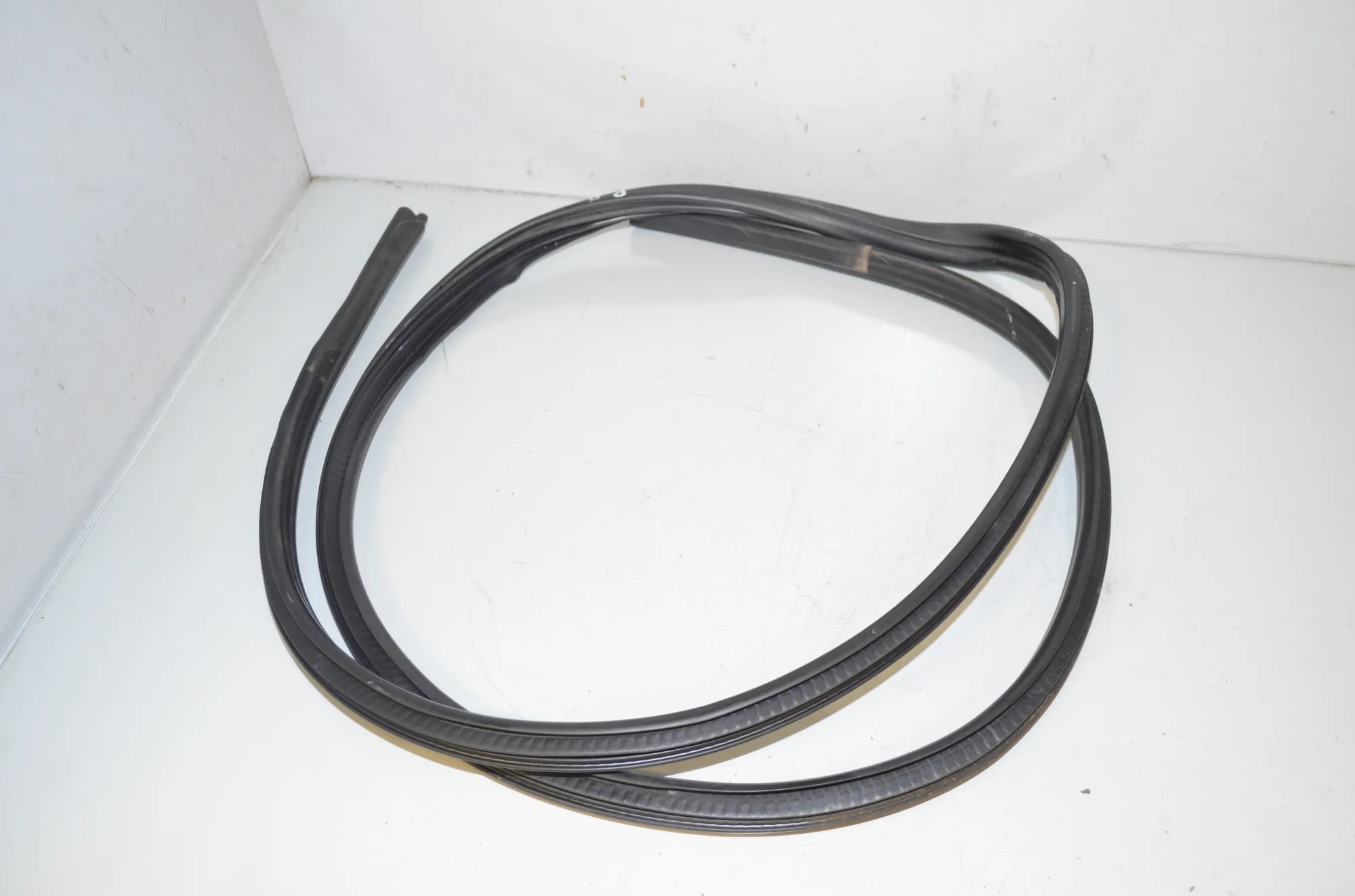 Front Right Door Seal Rubber – OEM 2993435 · BMW X1 (E84) sDrive 20 i 2012 – 2
